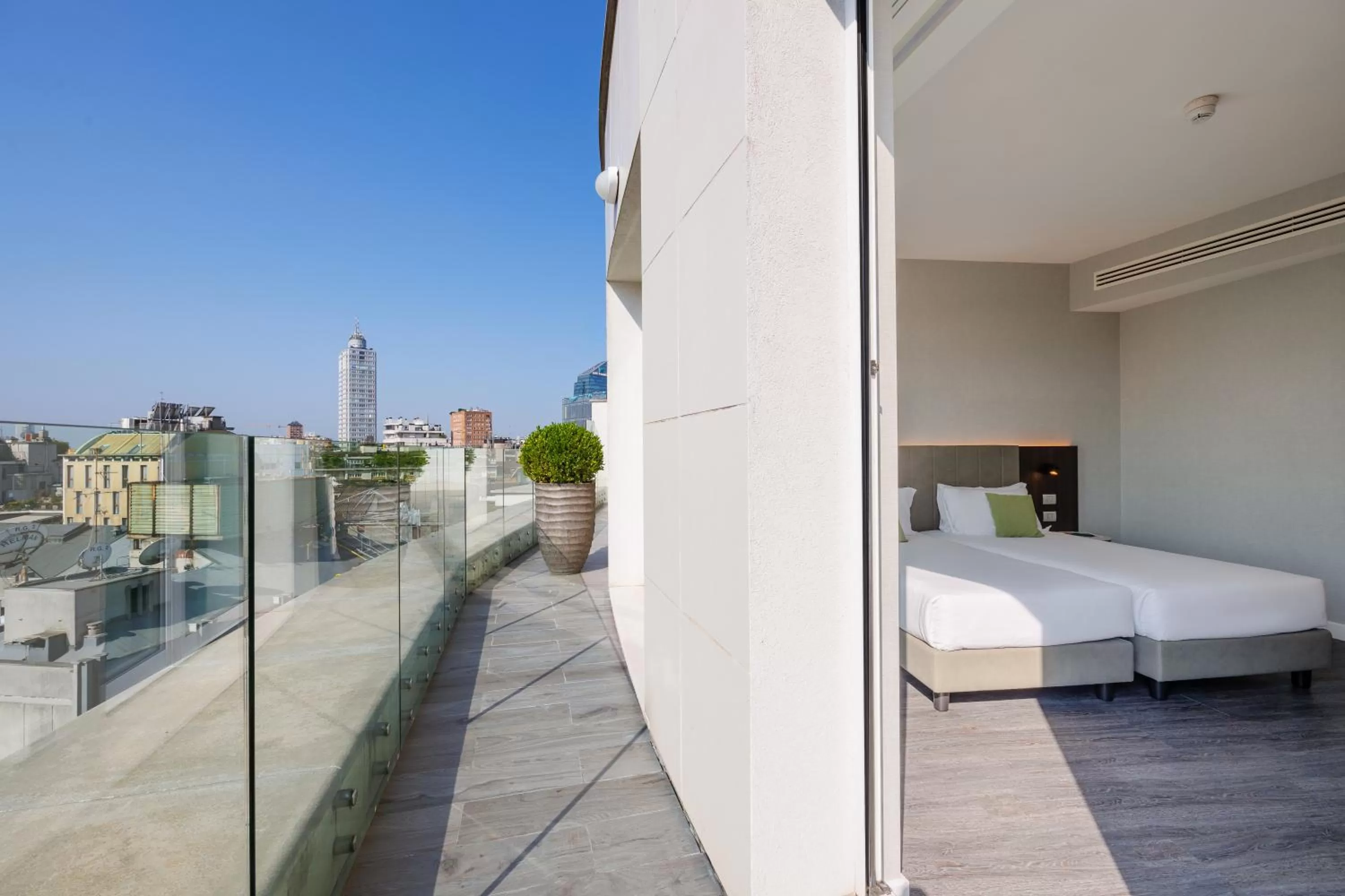 Balcony/Terrace, Bed in IH Hotels Milano Centrale