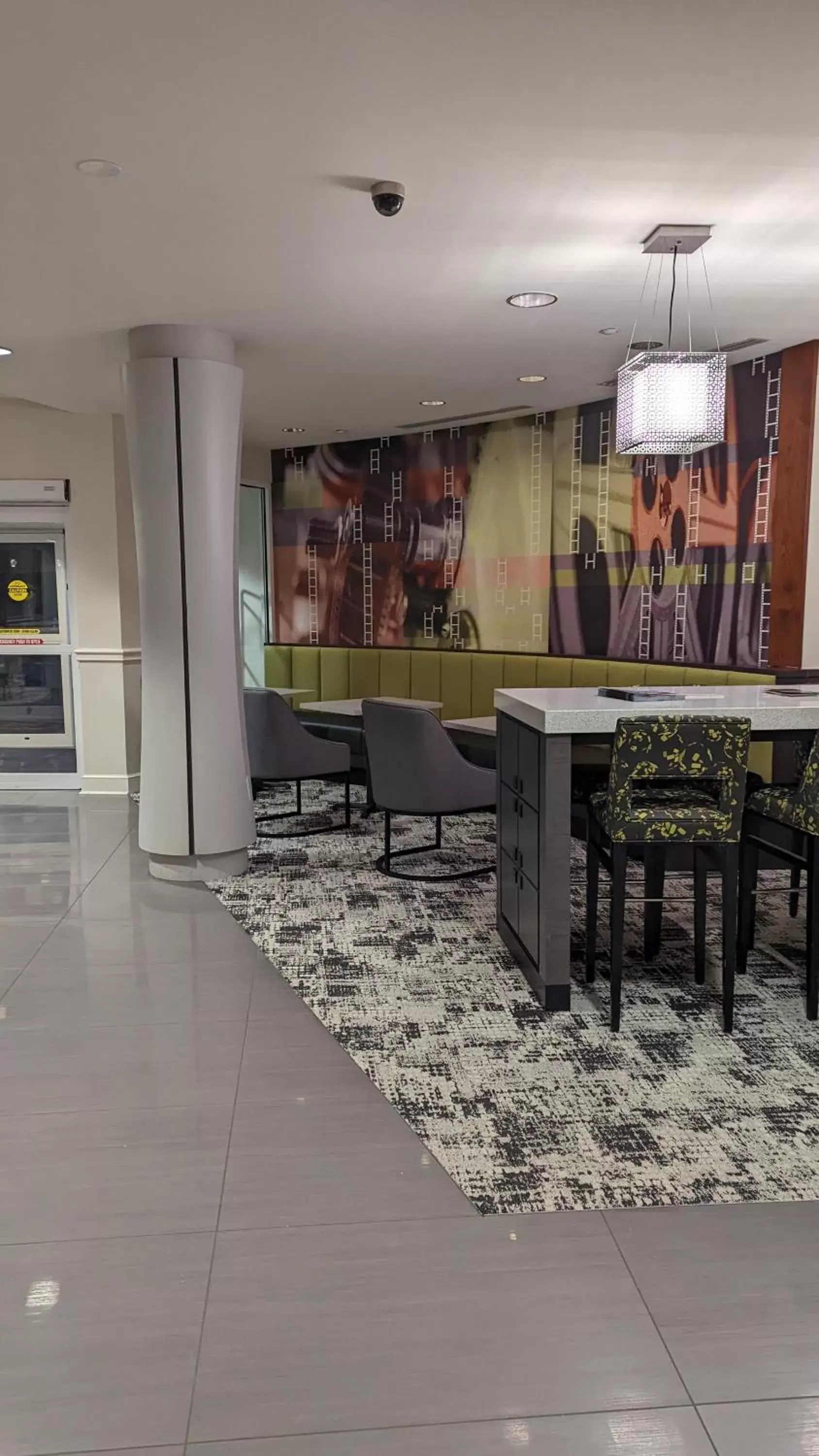 Lounge or bar in Hotel Indigo Jacksonville-Deerwood Park, an IHG Hotel