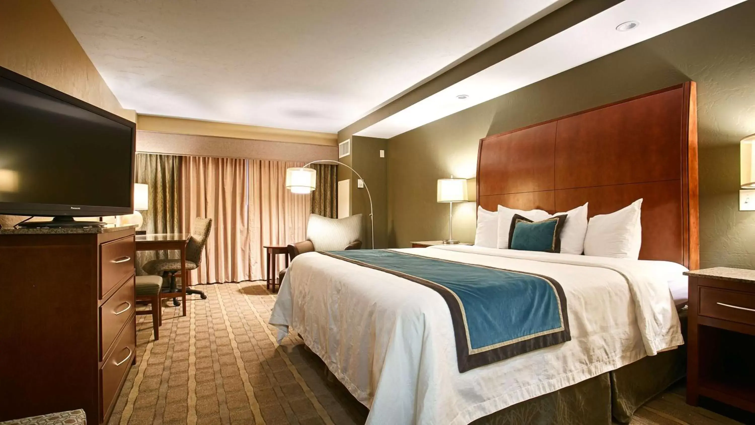 Photo of the whole room, Bed in Best Western Premier Waterfront Hotel & Convention Center