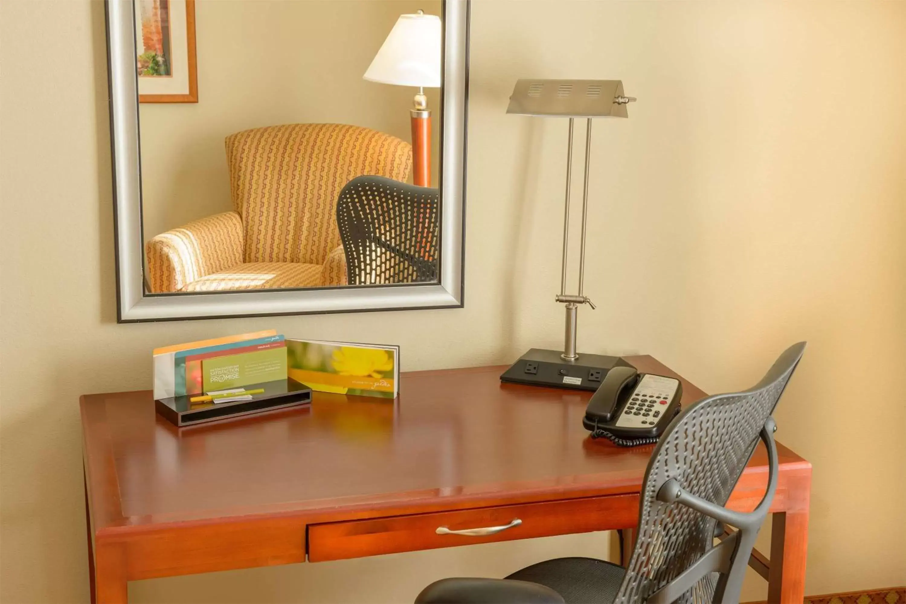 Bed, TV/Entertainment Center in Hilton Garden Inn Joplin