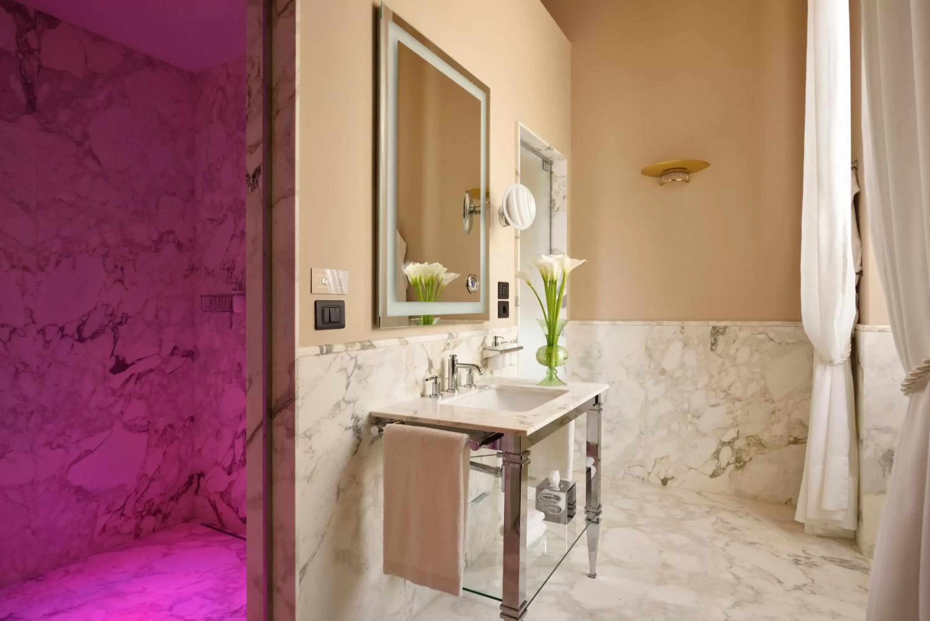 Bathroom in Hotel L'Orologio Roma - WTB Hotels