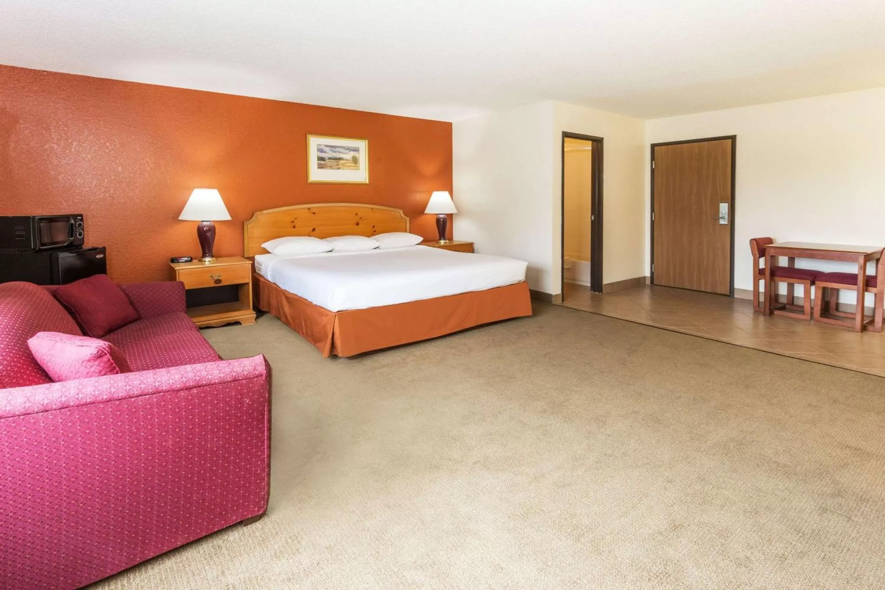 Photo of the whole room, Bed in Super 8 by Wyndham Elgin