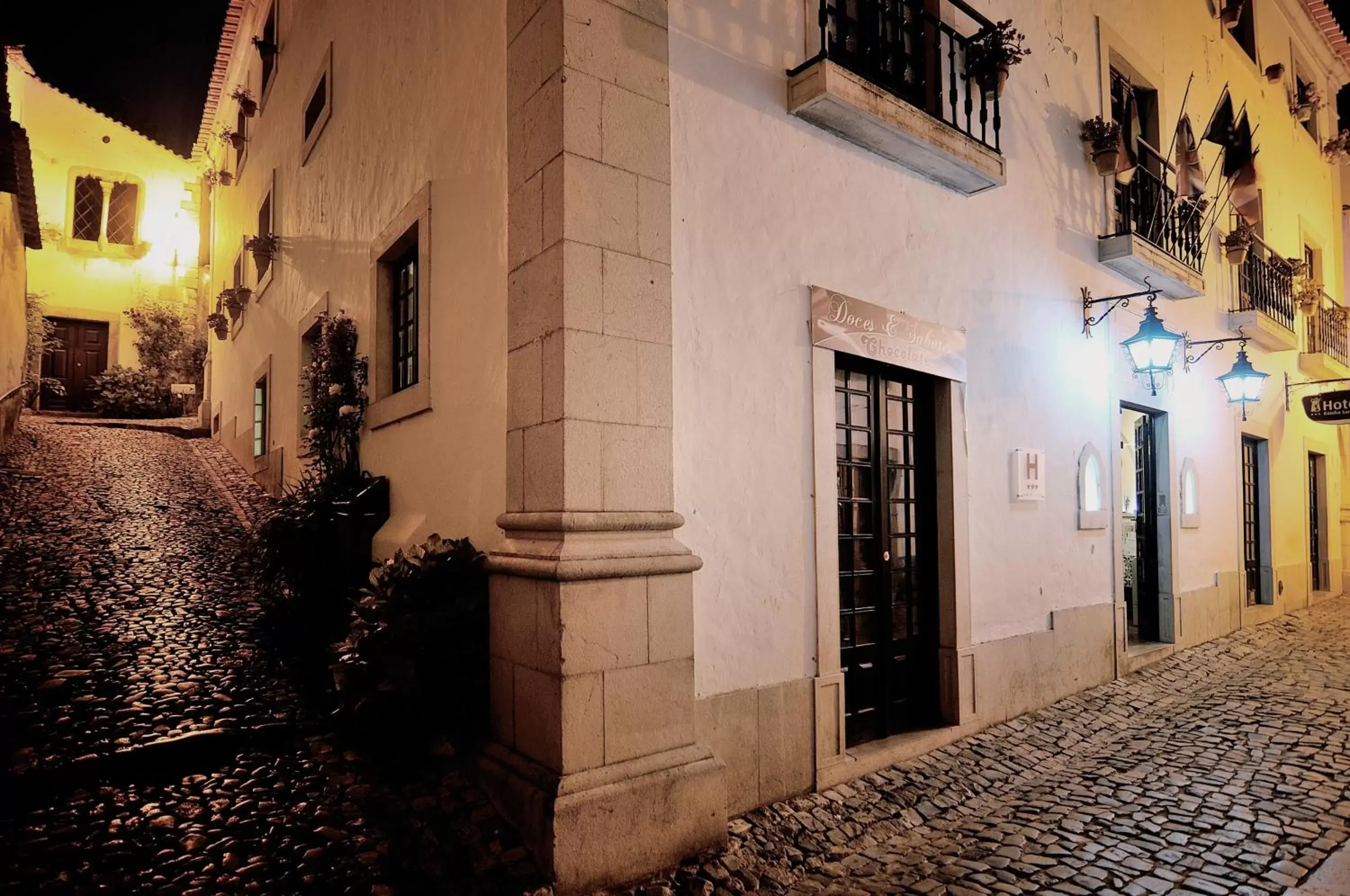 Facade/entrance in Rainha Santa Isabel - Óbidos History Hotel