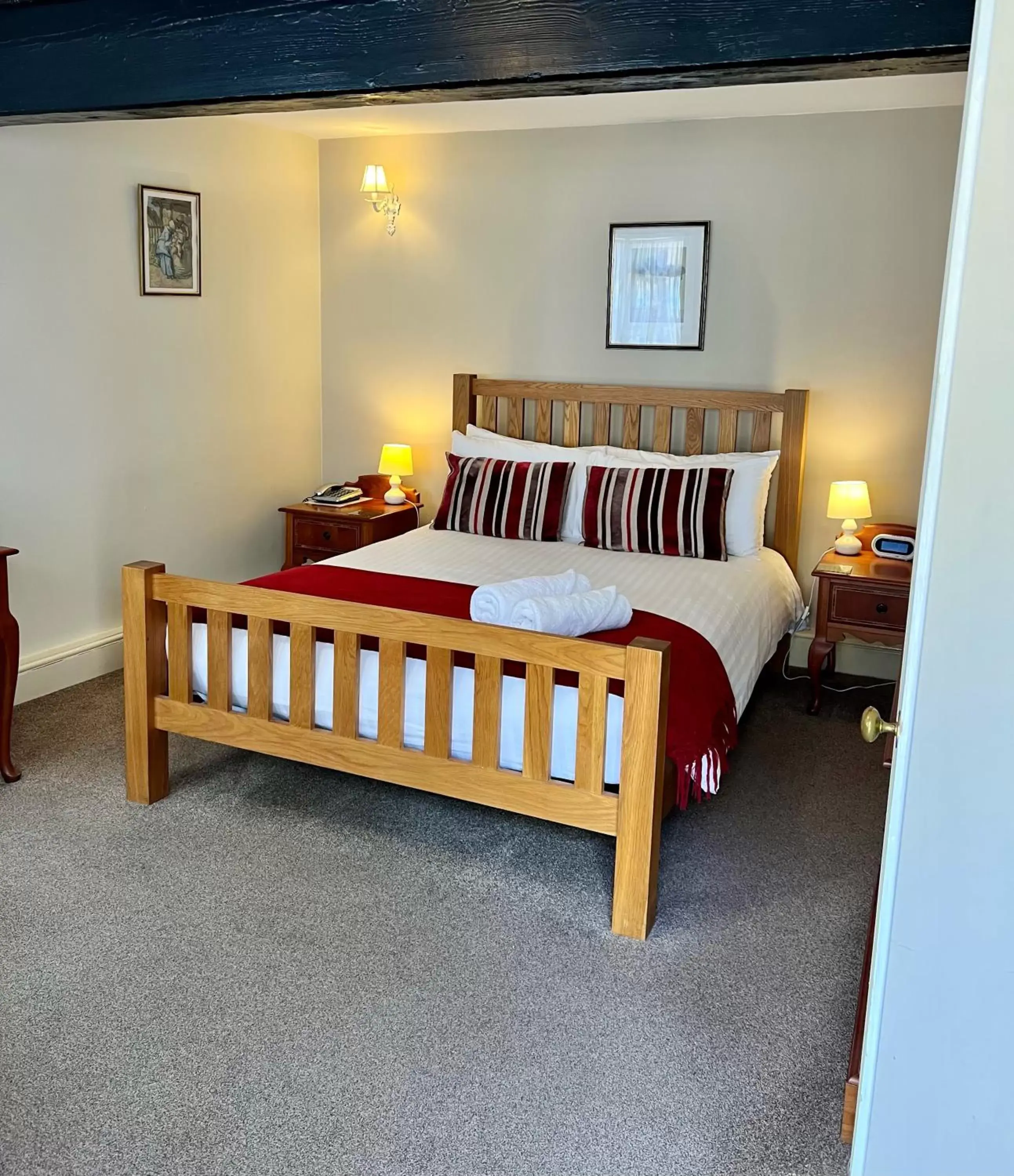 Photo of the whole room, Bed in The Kings Arms Inn