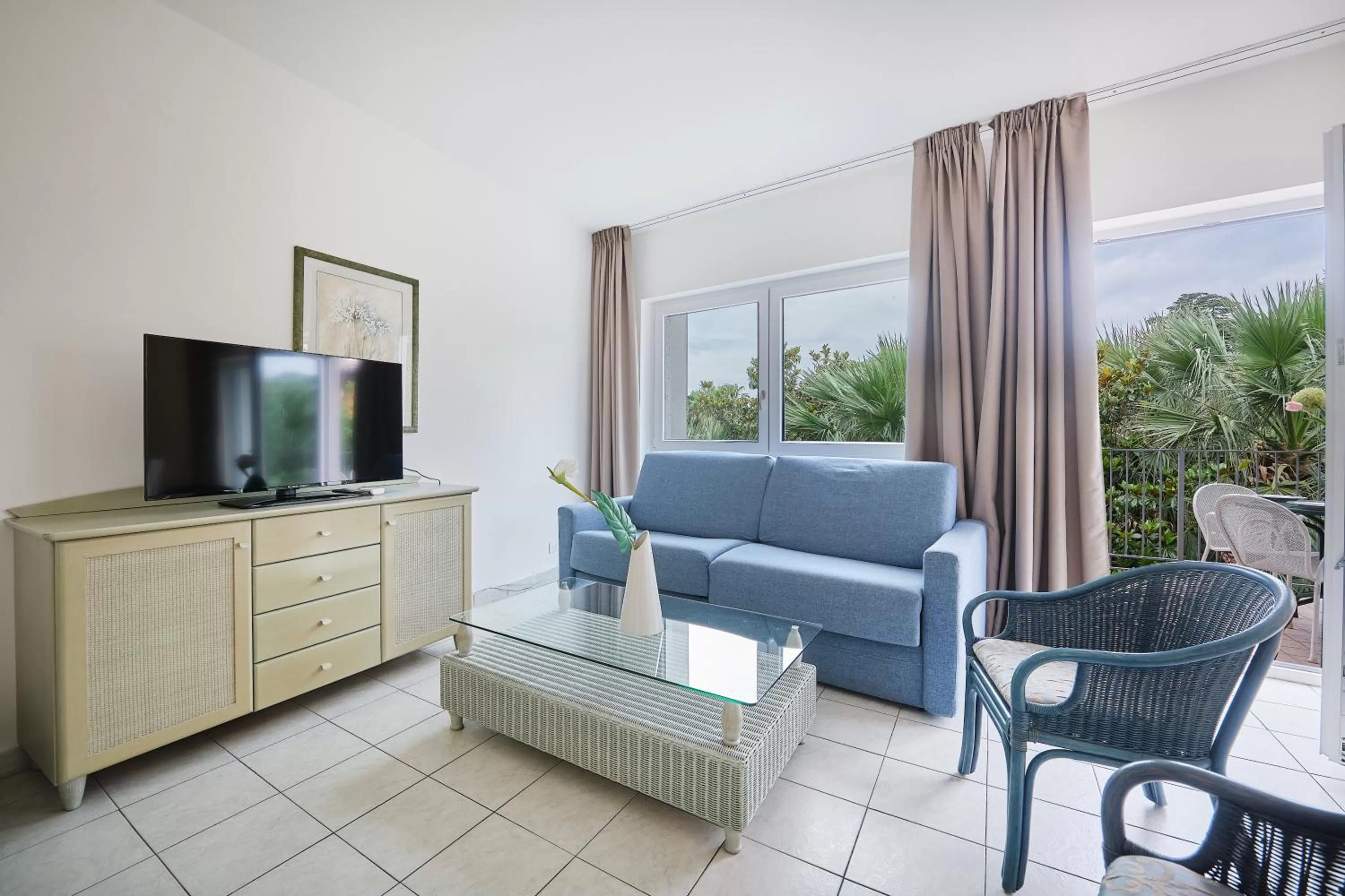 Seating area in Front Lake Apartment Bardolino