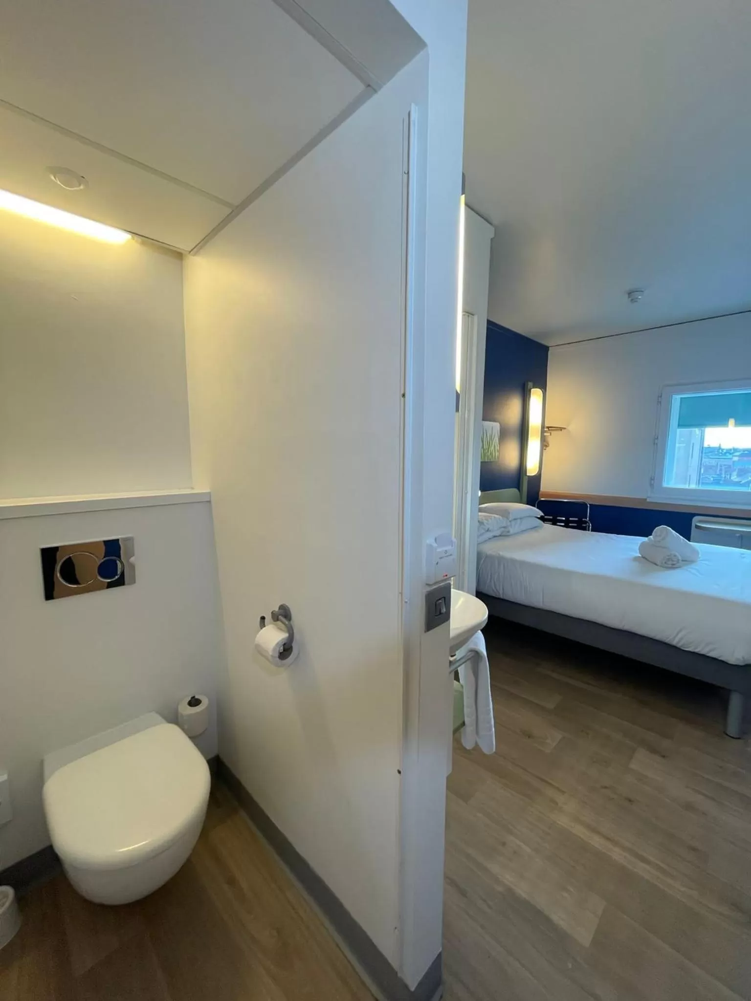 Toilet, Bed in ibis budget Belfast City Centre