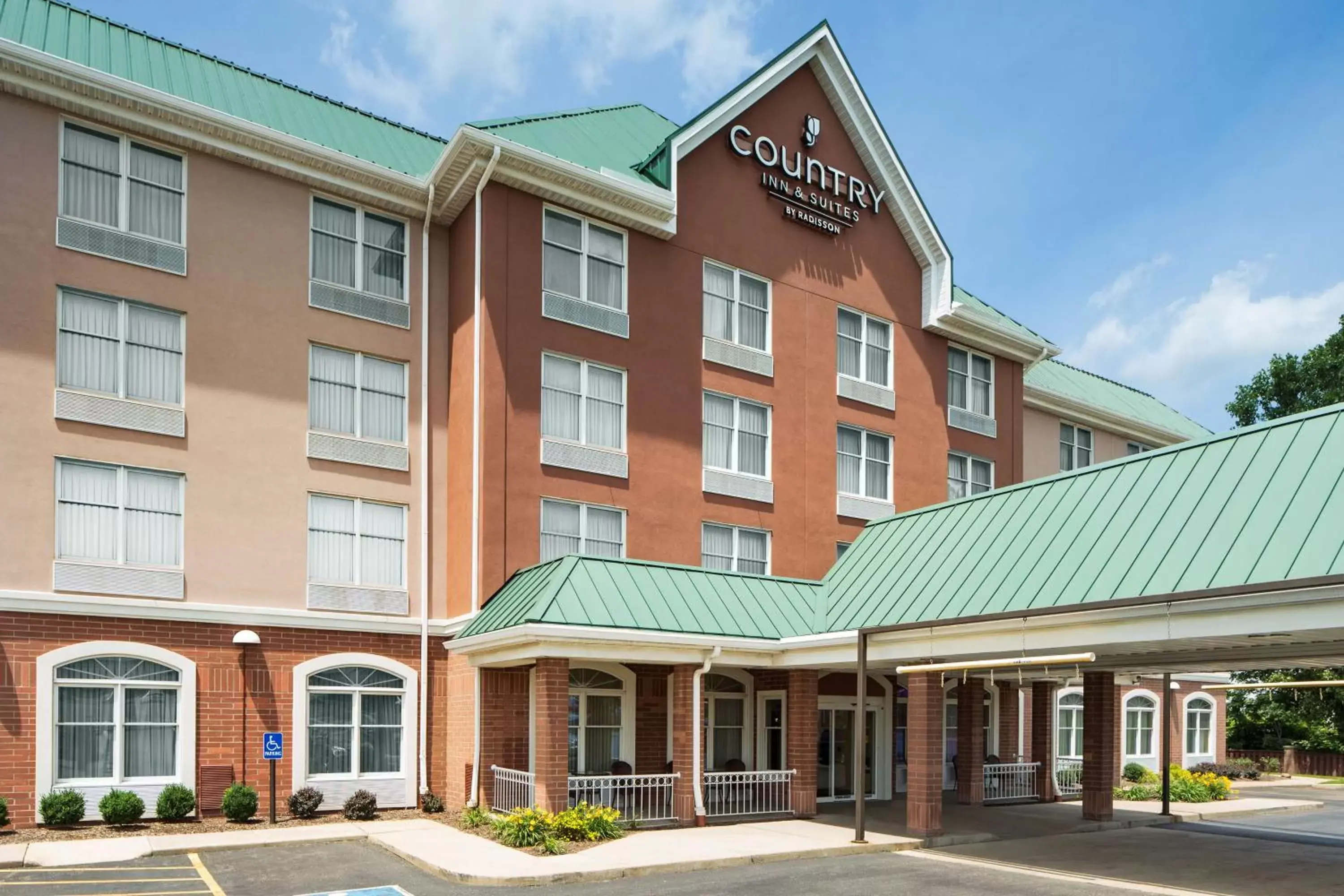 Property Building in Country Inn & Suites by Radisson, Cuyahoga Falls, OH