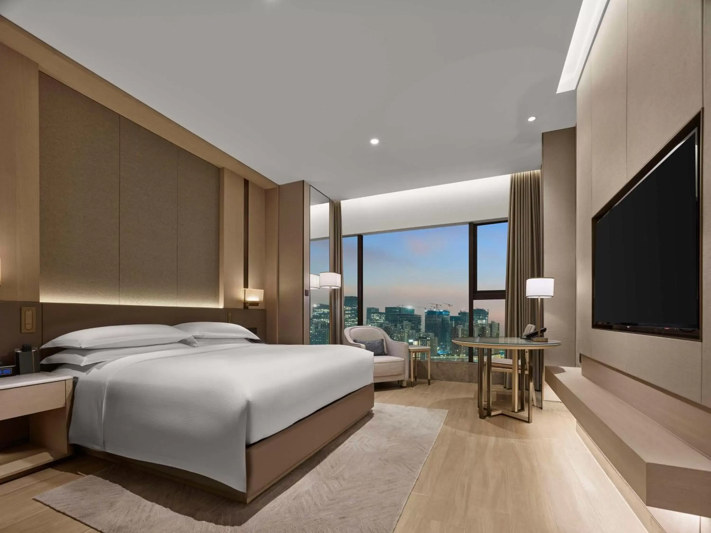 Bed in DoubleTree By Hilton Shenzhen Nanshan Hotel & Residences