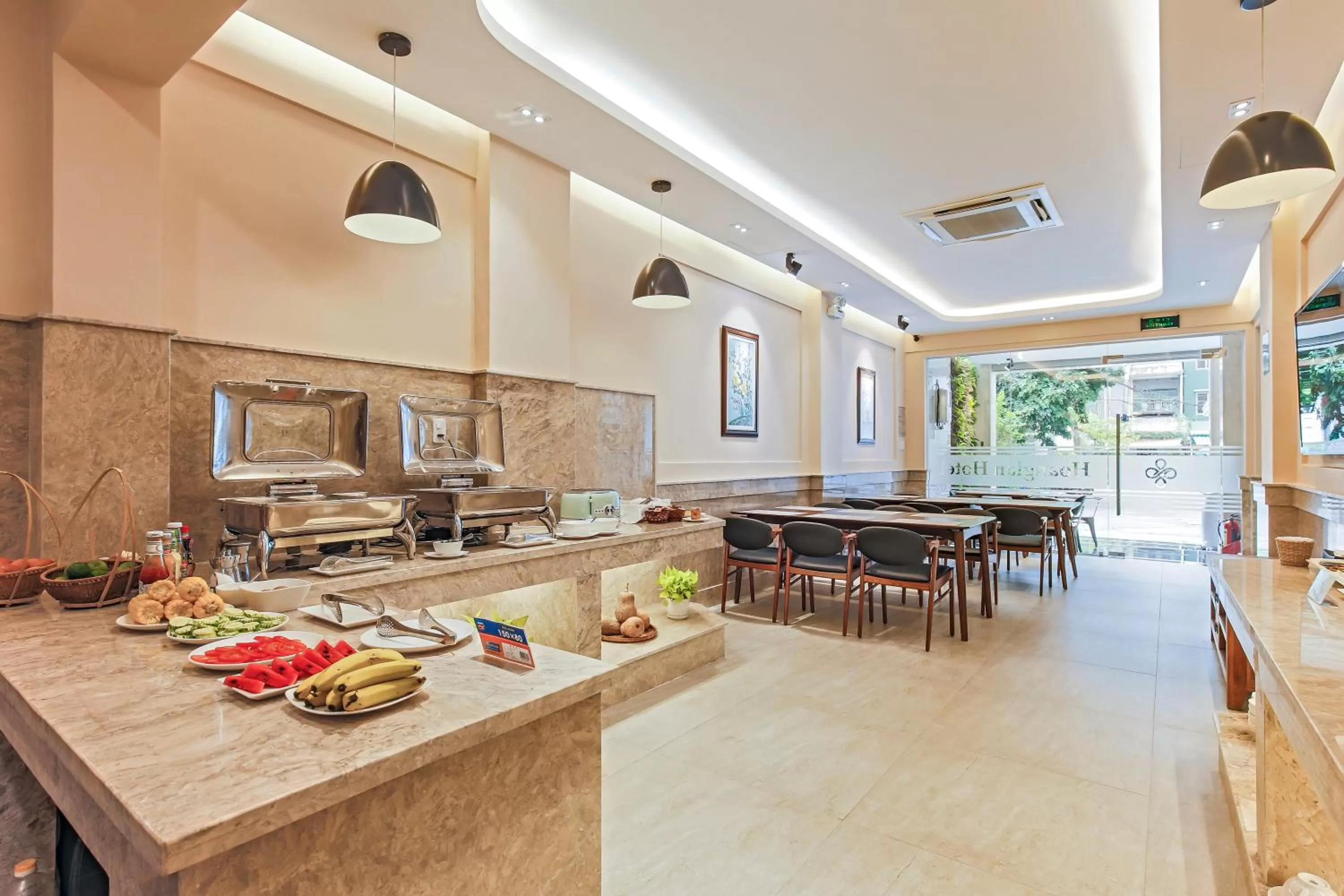 Restaurant/places to eat in Hoang Lan Hotel