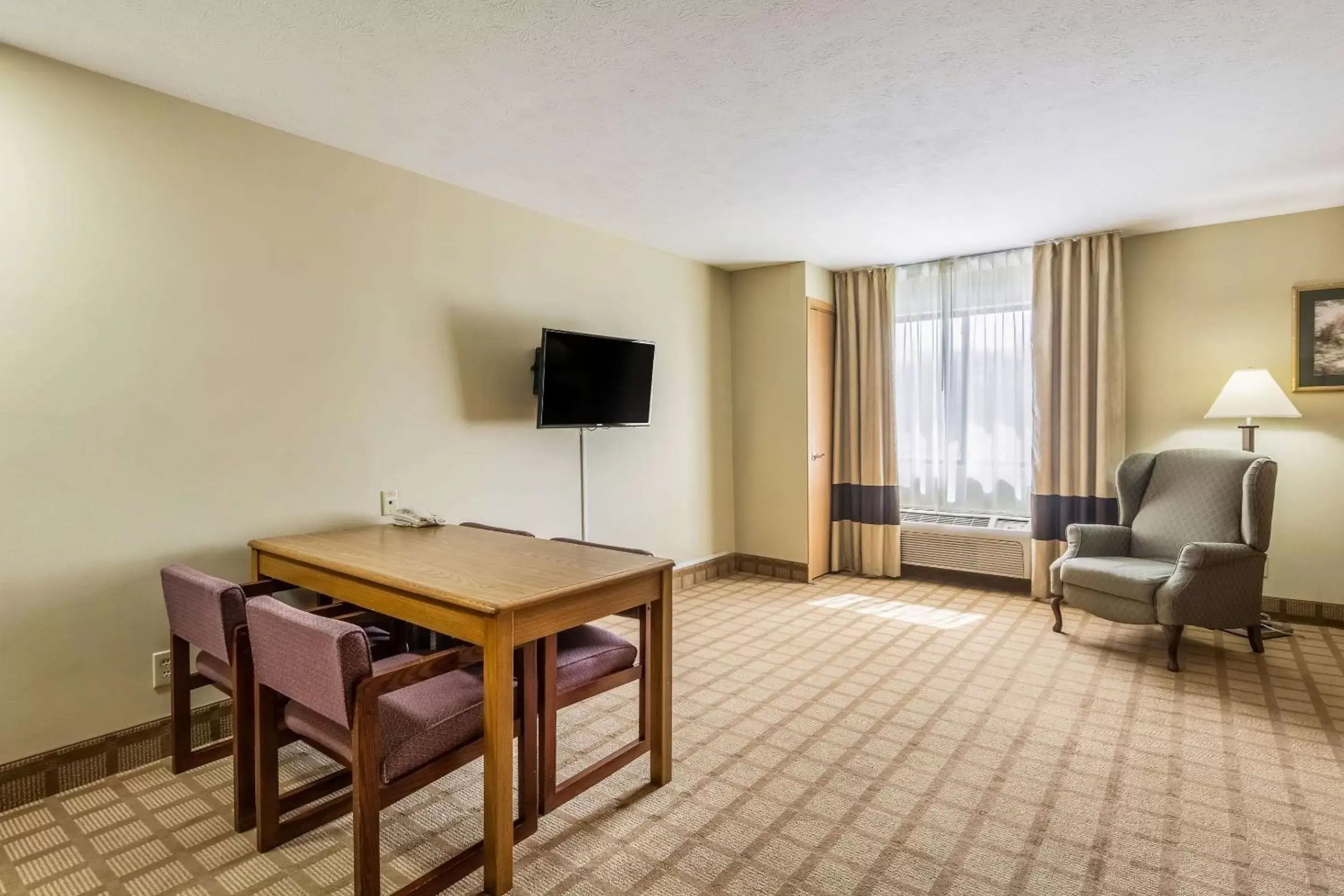 Photo of the whole room, TV/Entertainment Center in Quality Inn I-74 Batesville