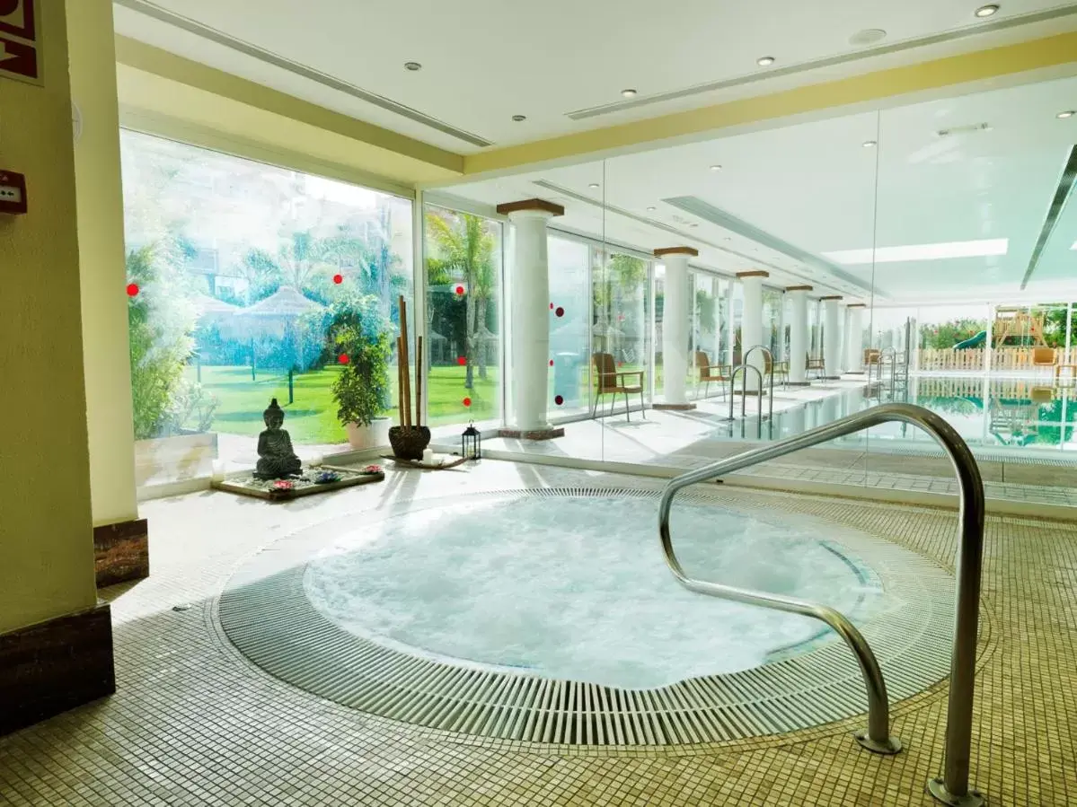 Swimming Pool in Hotel Monarque Fuengirola Park