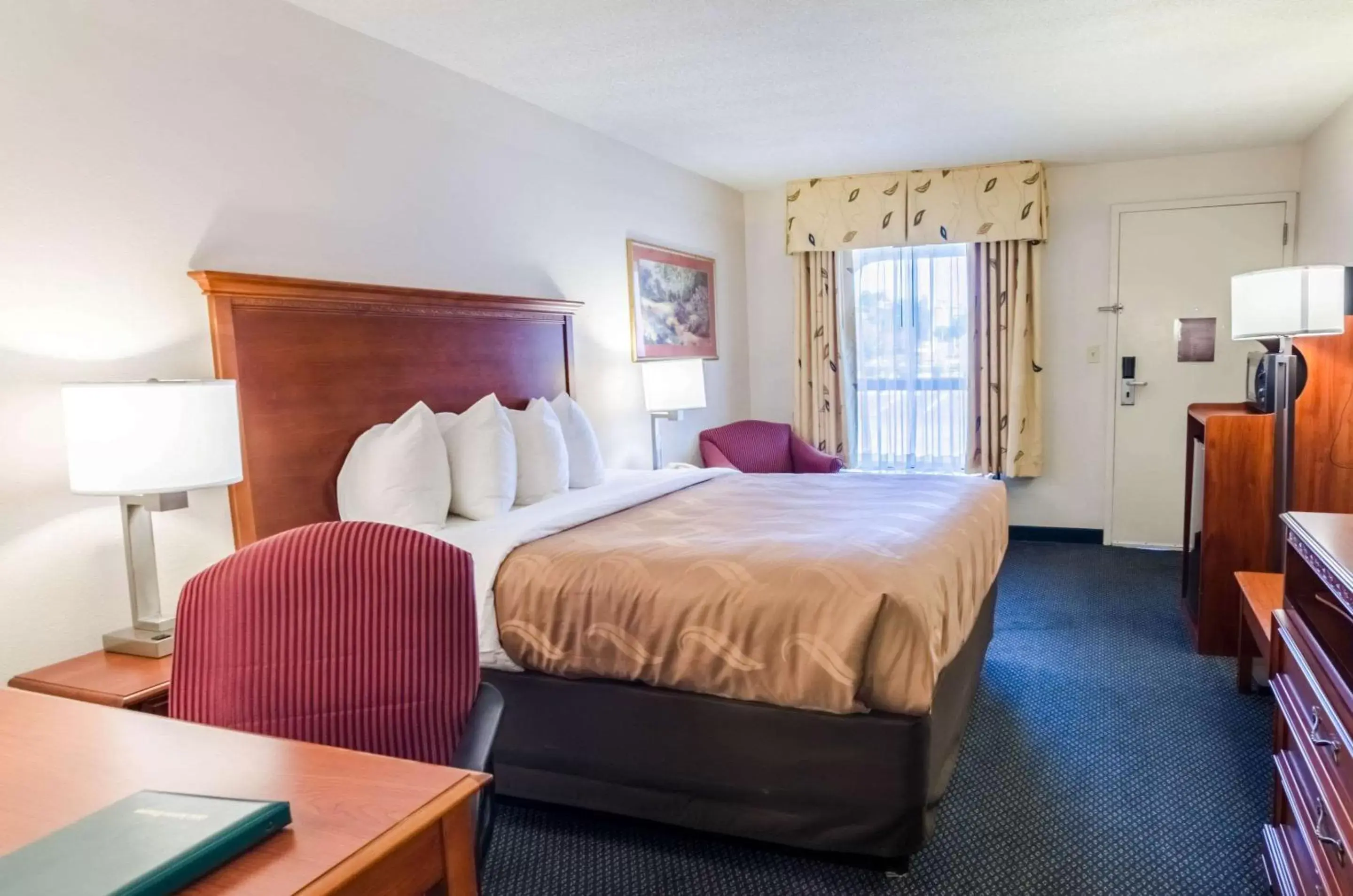 Photo of the whole room, Bed in Quality Inn Lynchburg