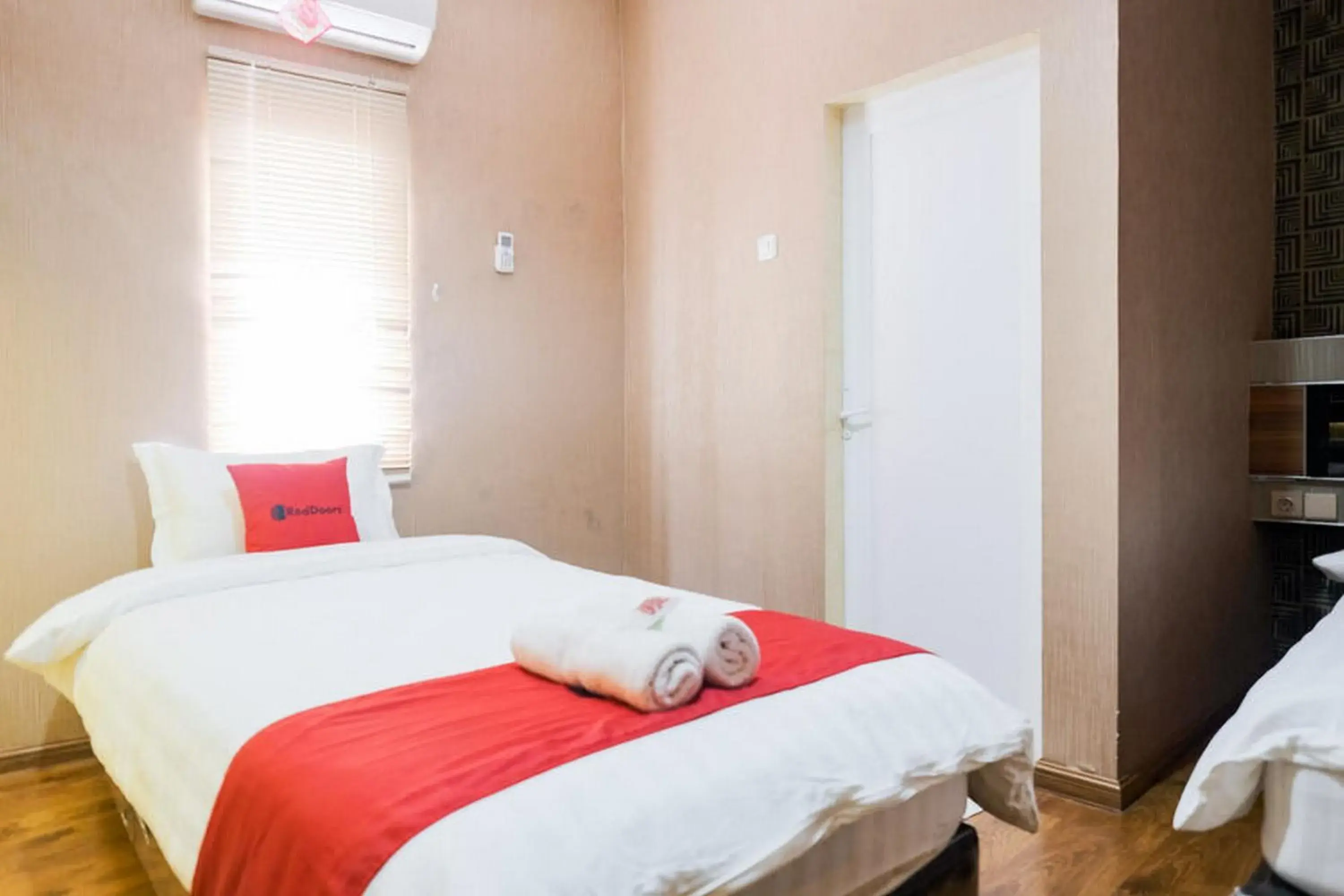 Bed in RedDoorz Plus @ Simpang USU Medan Bed in RedDoorz Plus @ Simpang USU Medan