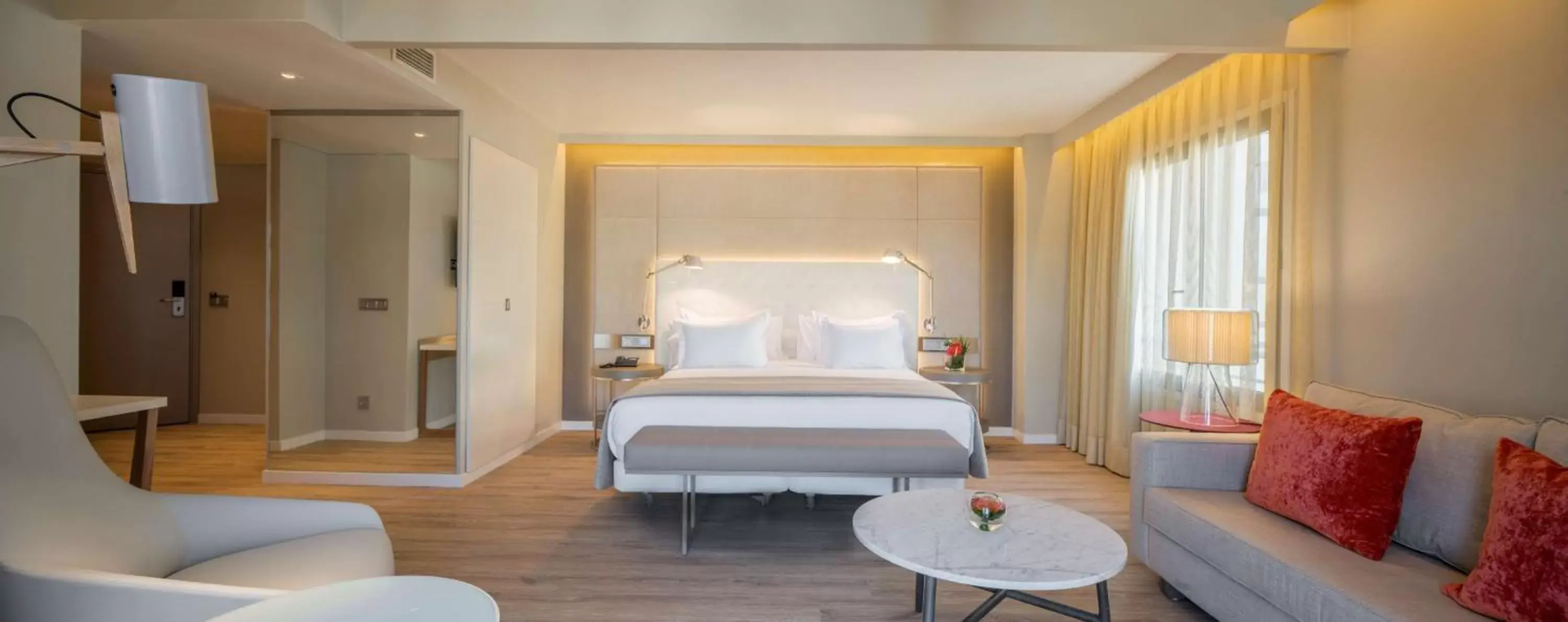 Photo of the whole room, Bed in NH Collection Lisboa Liberdade