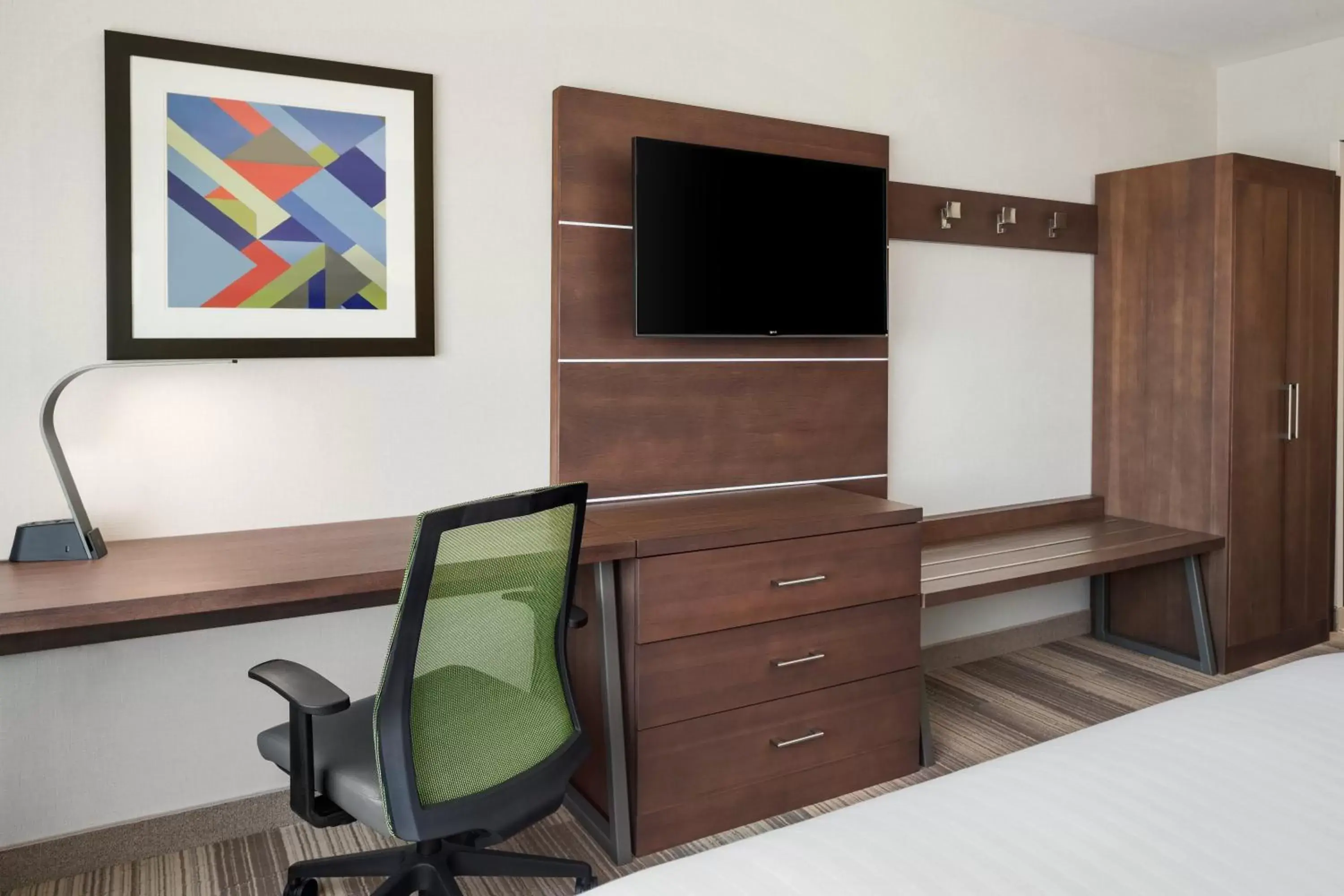 Photo of the whole room, TV/Entertainment Center in Holiday Inn Express & Suites - Moses Lake, an IHG Hotel