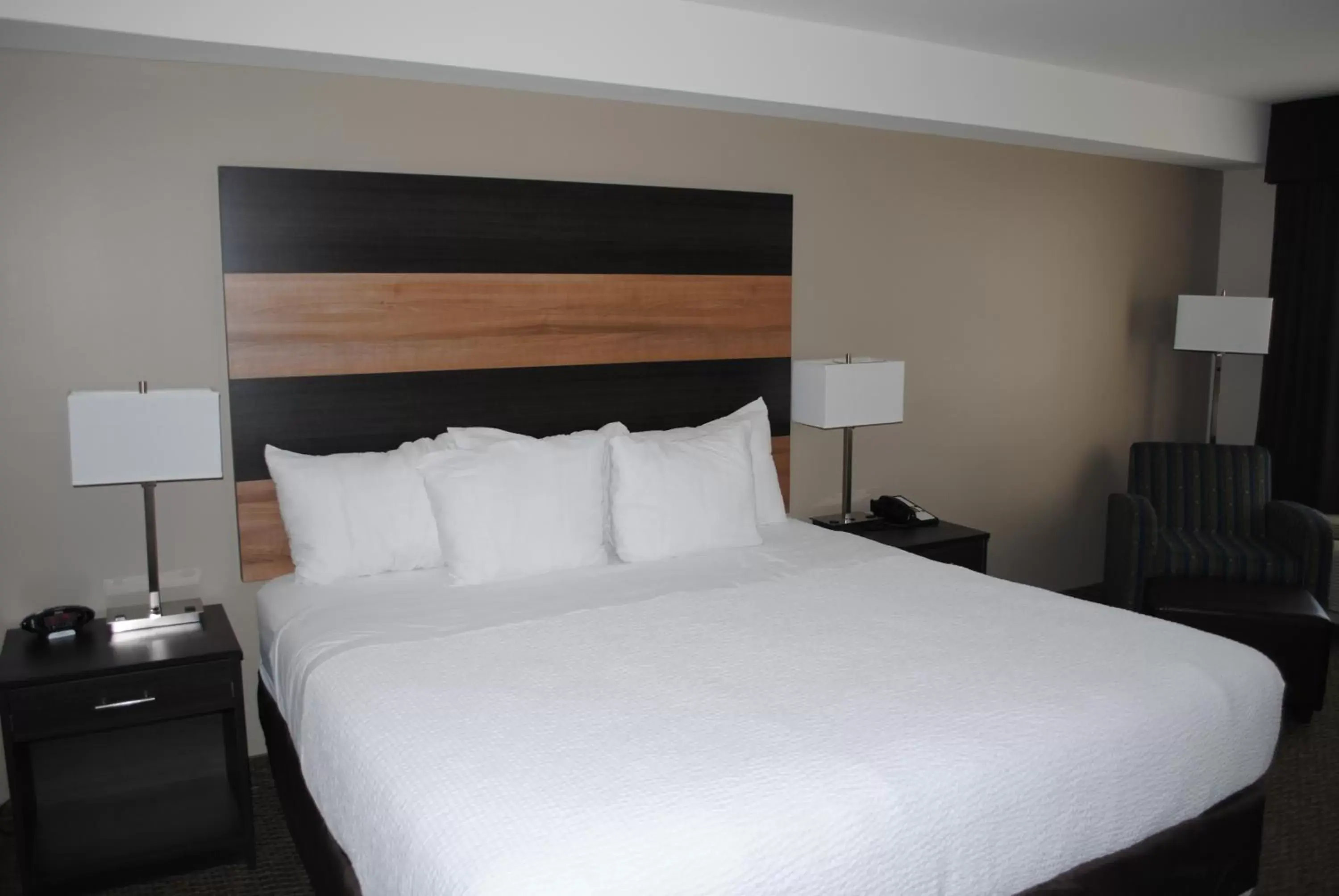 Bed in Days Inn & Suites by Wyndham Lindsay