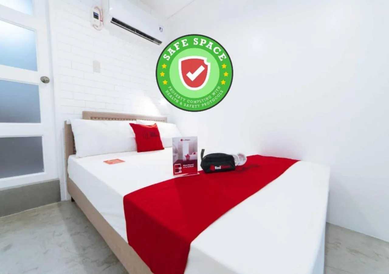 RedDoorz Plus at BGC near St Lukes