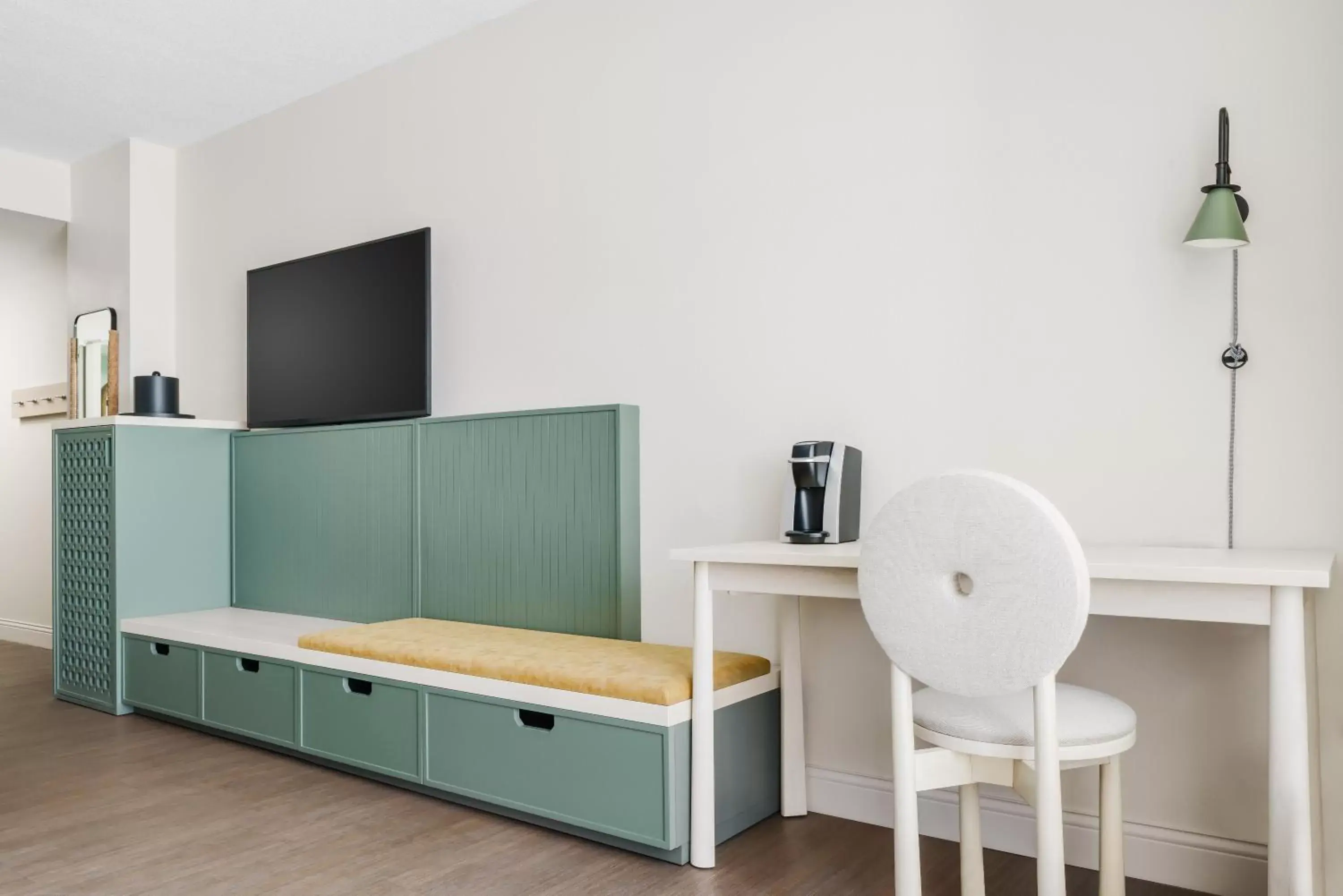 Bedroom, TV/Entertainment Center in Holiday Inn Resort Lumina on Wrightsville Beach, an IHG Hotel