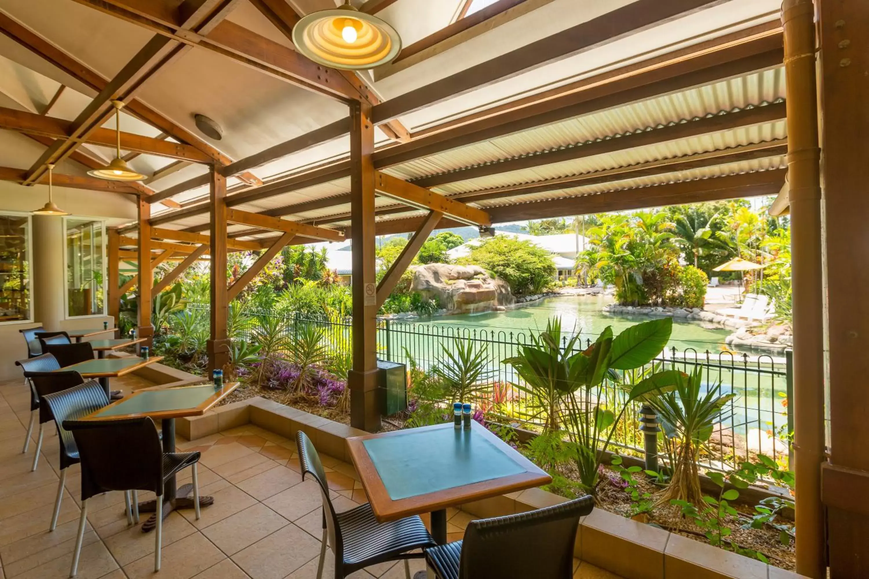 Patio, Restaurant/Places to Eat in Cairns Colonial Club Resort