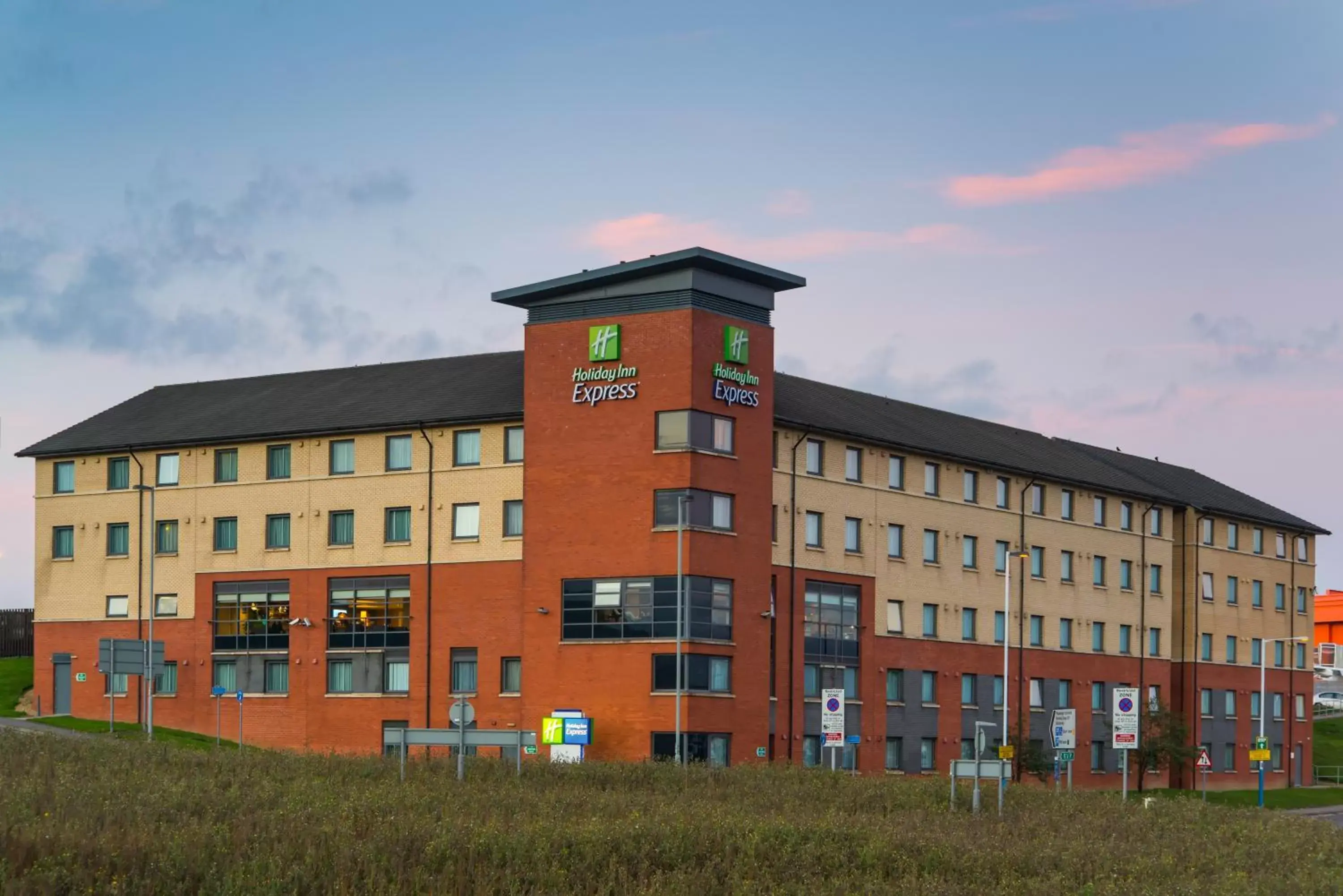 Property Building in Holiday Inn Express London Luton Airport, an IHG Hotel