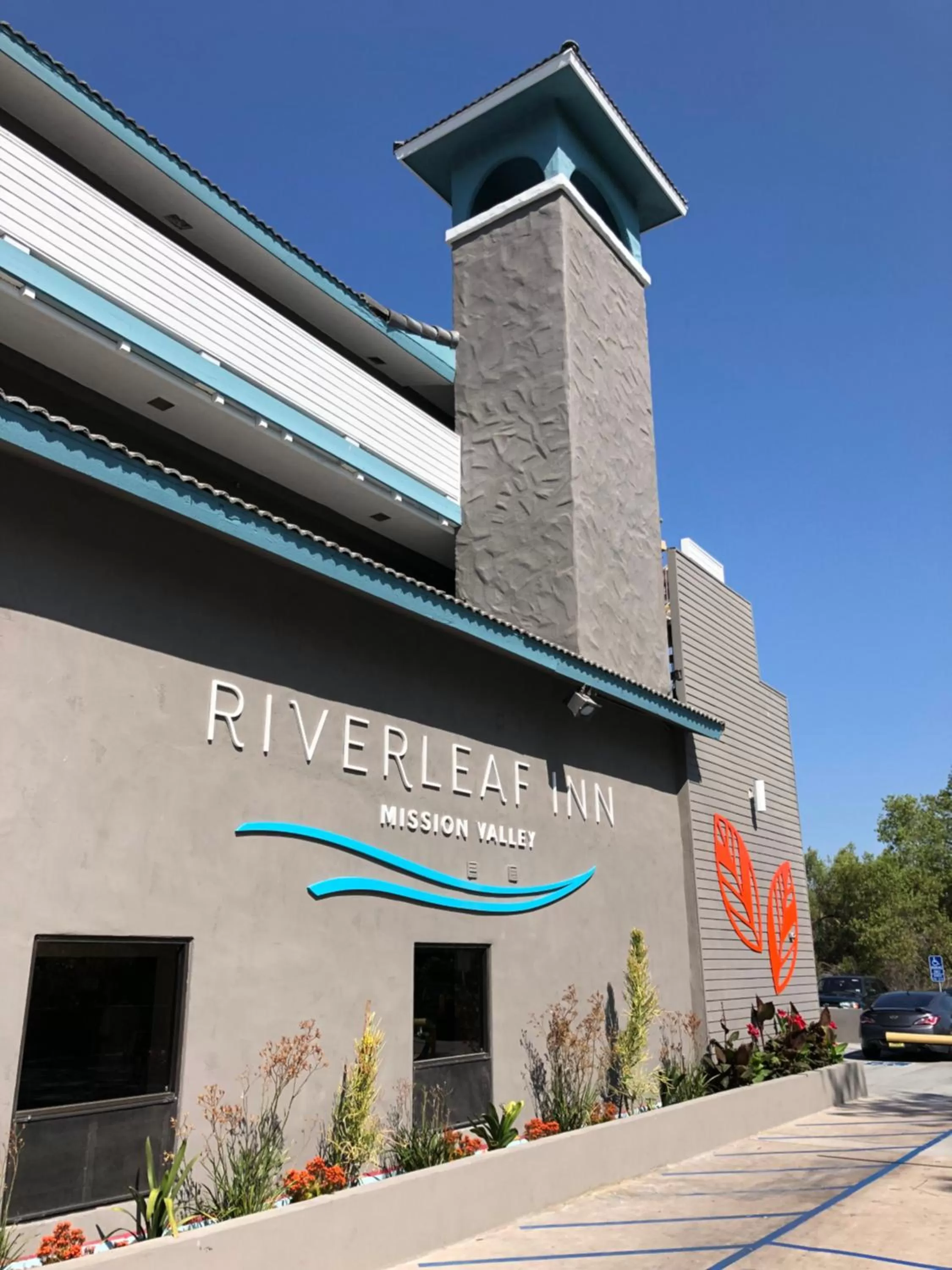 Property building in Riverleaf Inn Mission Valley