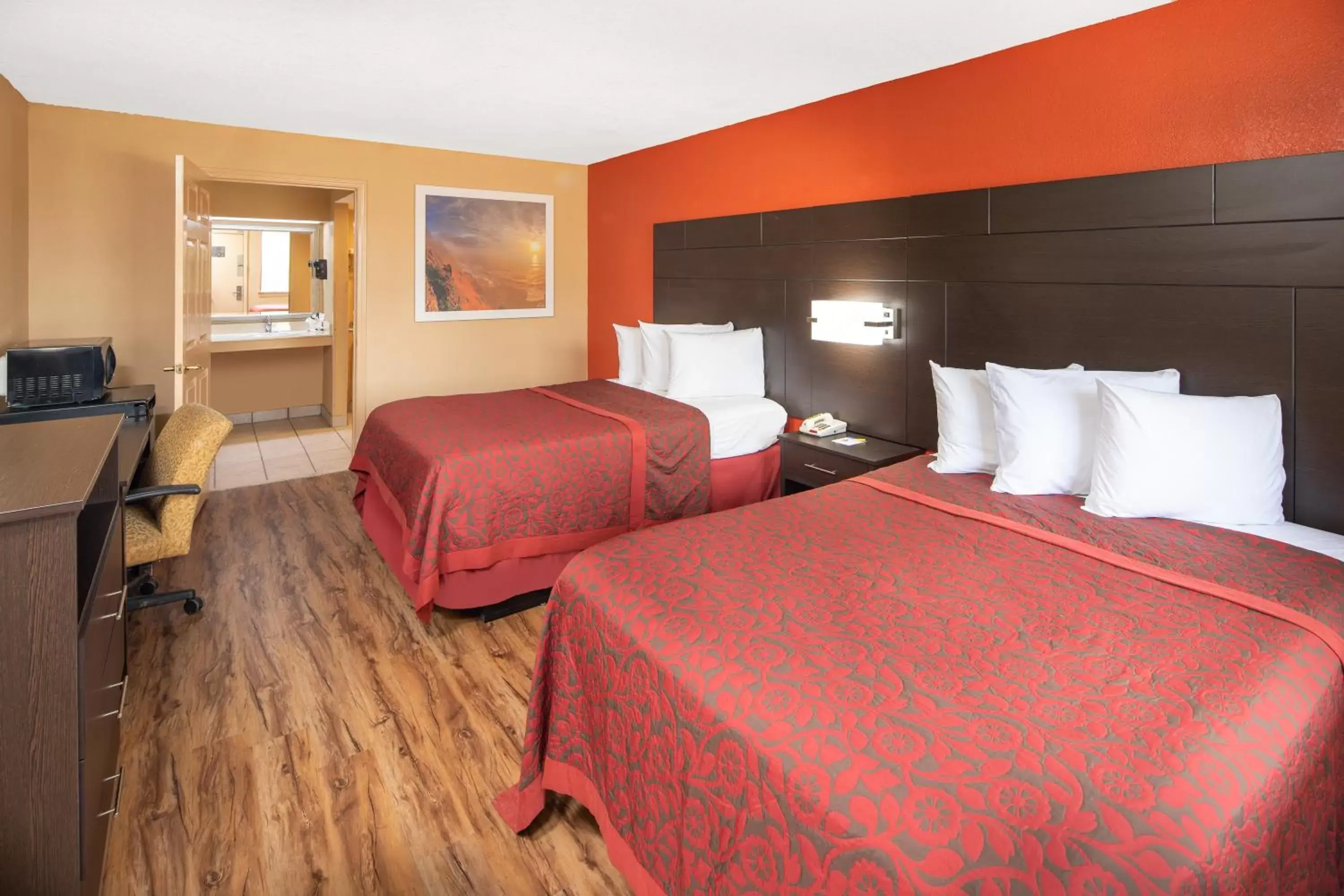 Photo of the whole room, Bed in Days Inn by Wyndham Tupelo