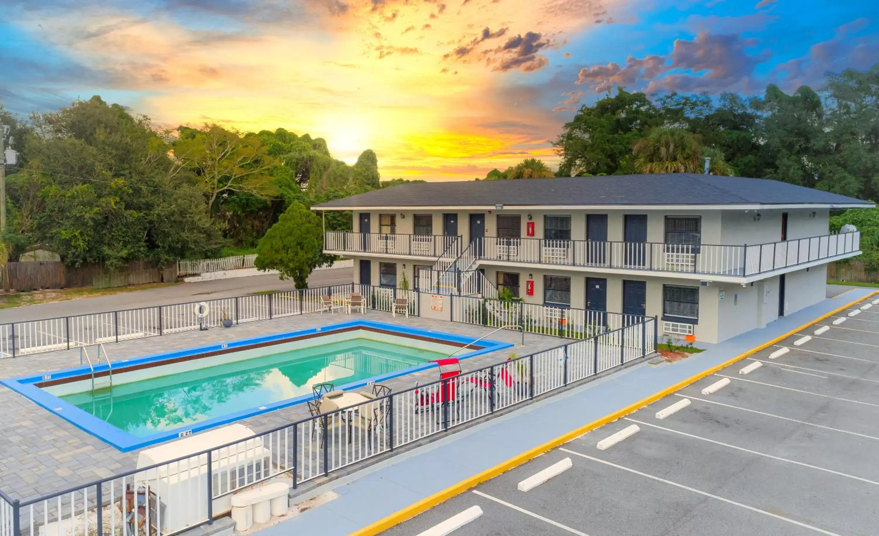 Swimming Pool in Sunshine Inn