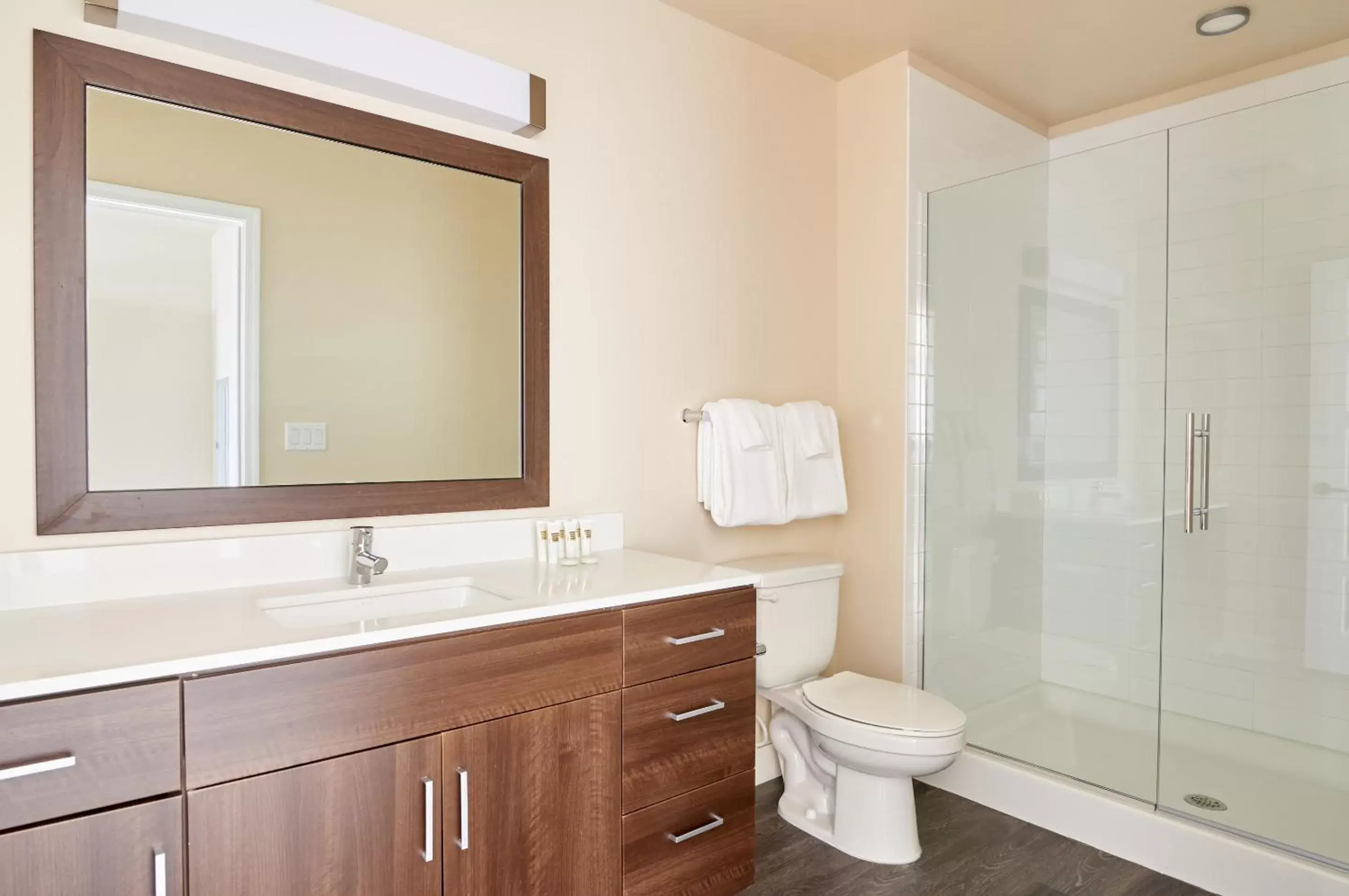 Living room, Bathroom in Sonder at McKinley