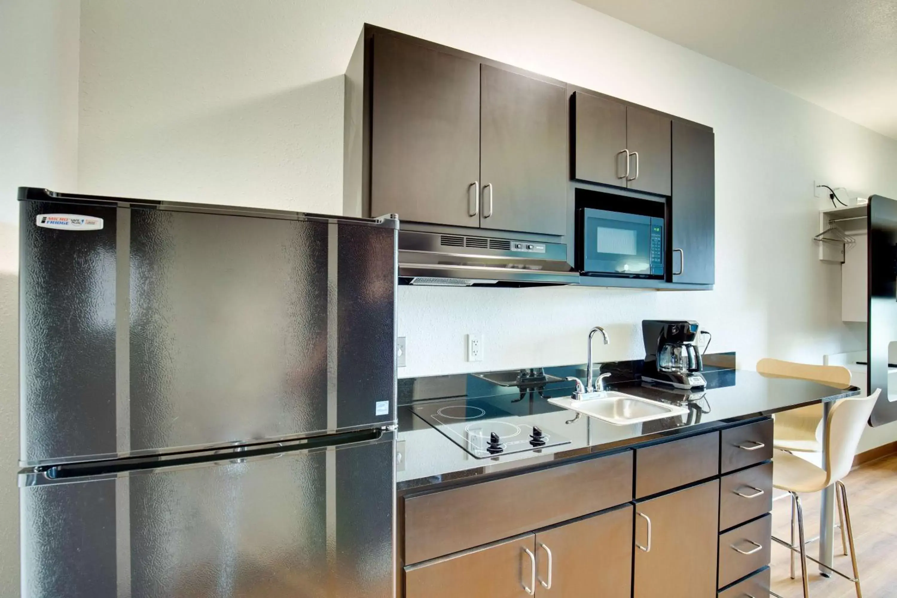 Photo of the whole room, Kitchen/Kitchenette in Motel 6-Poplar Bluff, MO