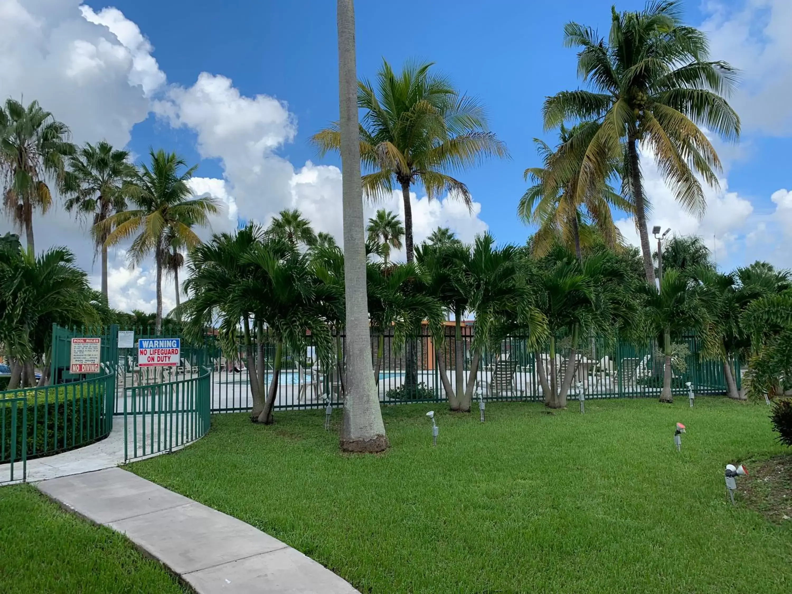 Swimming pool, Garden in Fairway Inn Florida City Homestead Everglades