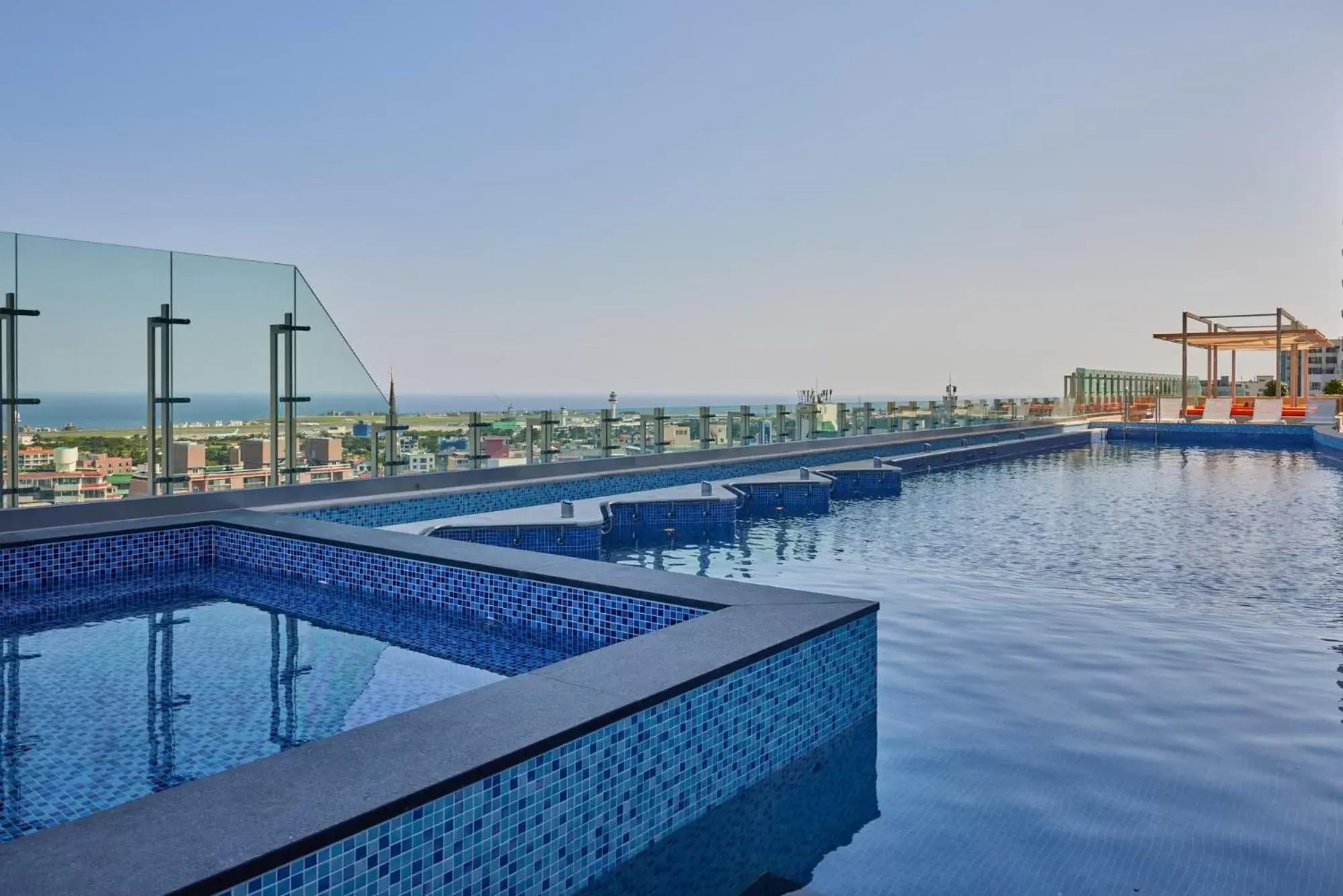 Swimming Pool in Lotte City Hotel Jeju