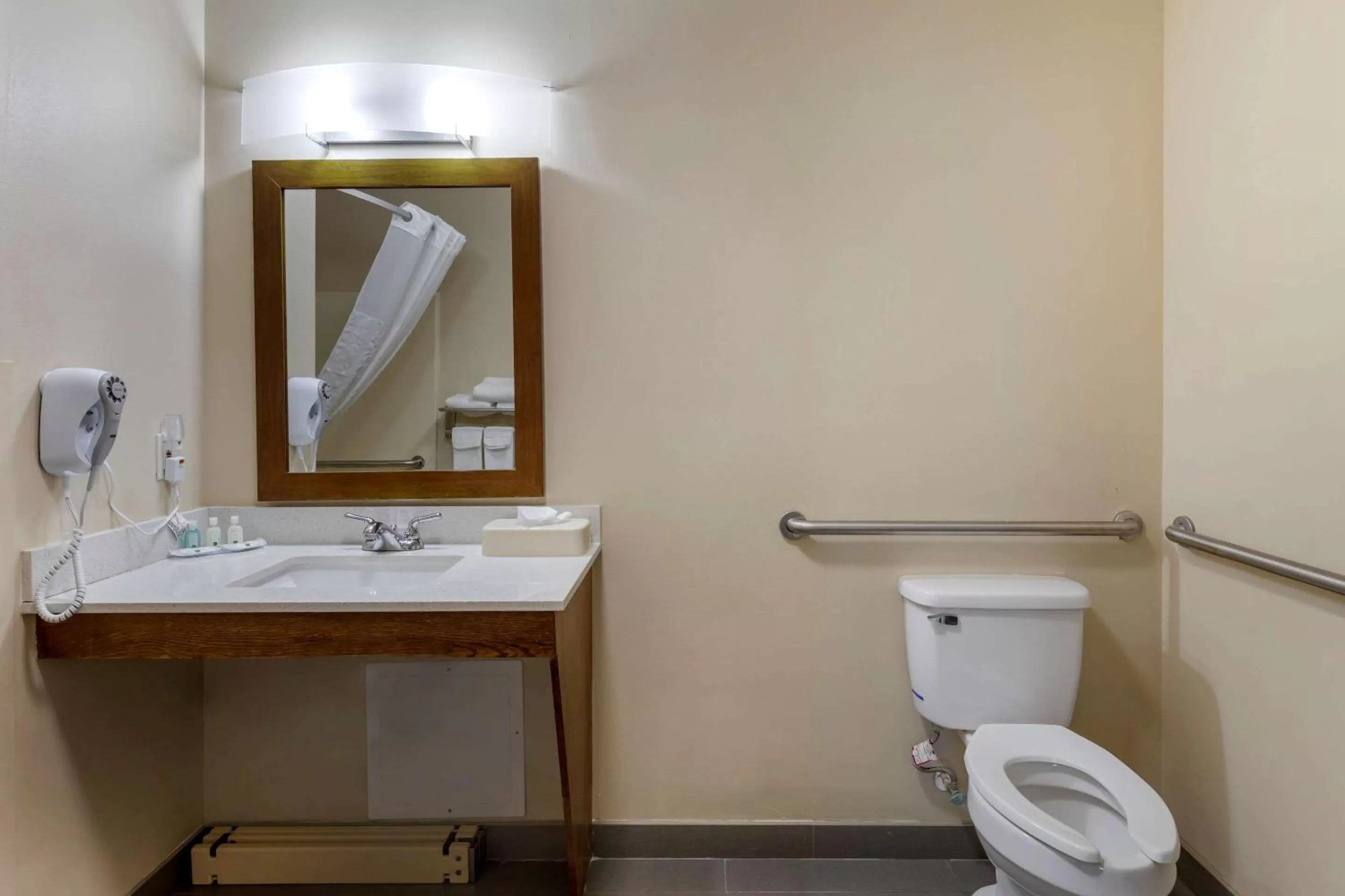 Bedroom in Quality Inn Seneca Clemson Area U S 123