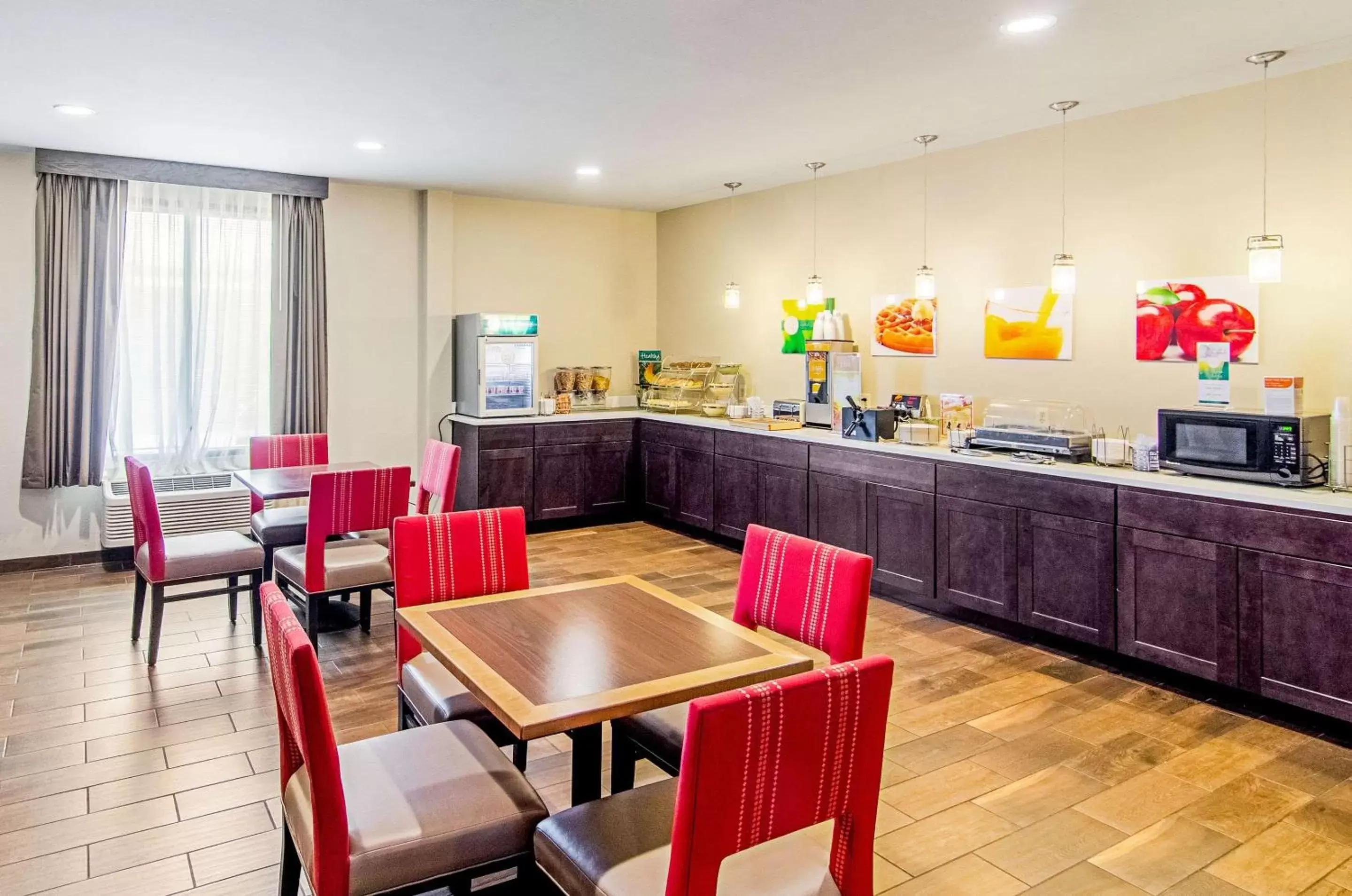 Restaurant/places to eat in Quality Inn & Suites Near Tanger Outlet Mall Restaurant/places to eat in Quality Inn & Suites Near Tanger Outlet Mall