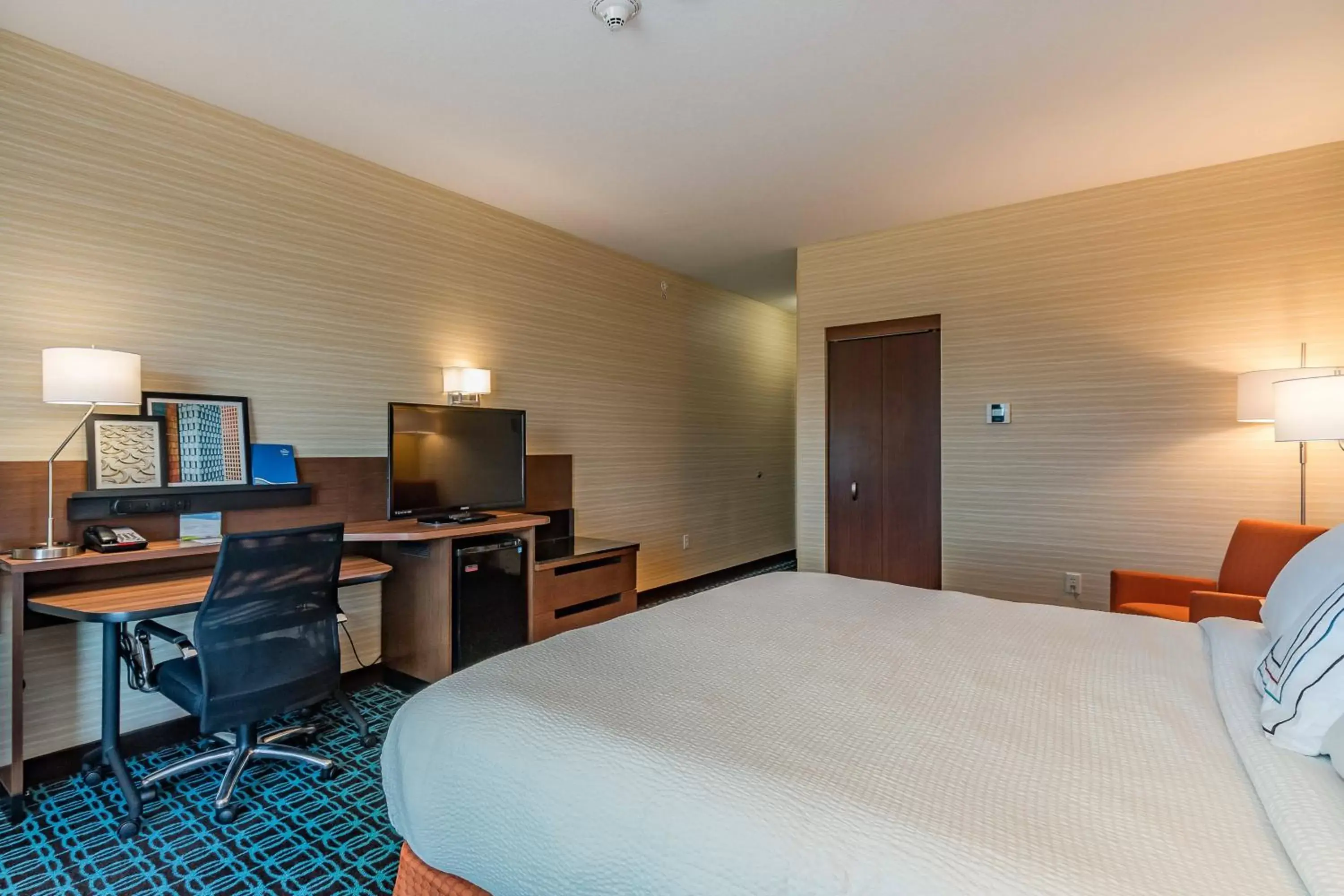 Photo of the whole room, Bed in Fairfield Inn & Suites by Marriott Elkhart