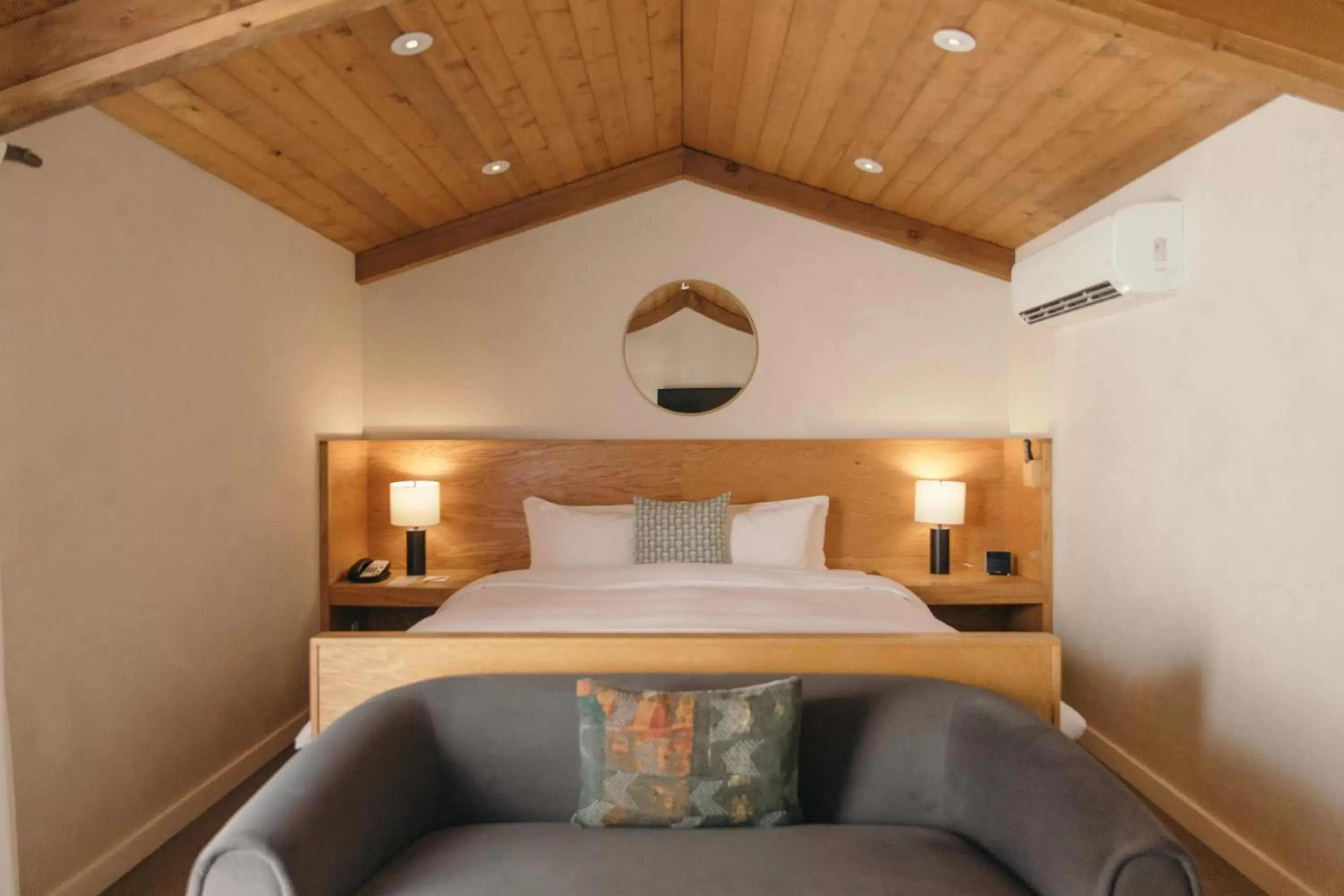 Bed in Calamigos Guest Ranch and Beach Club