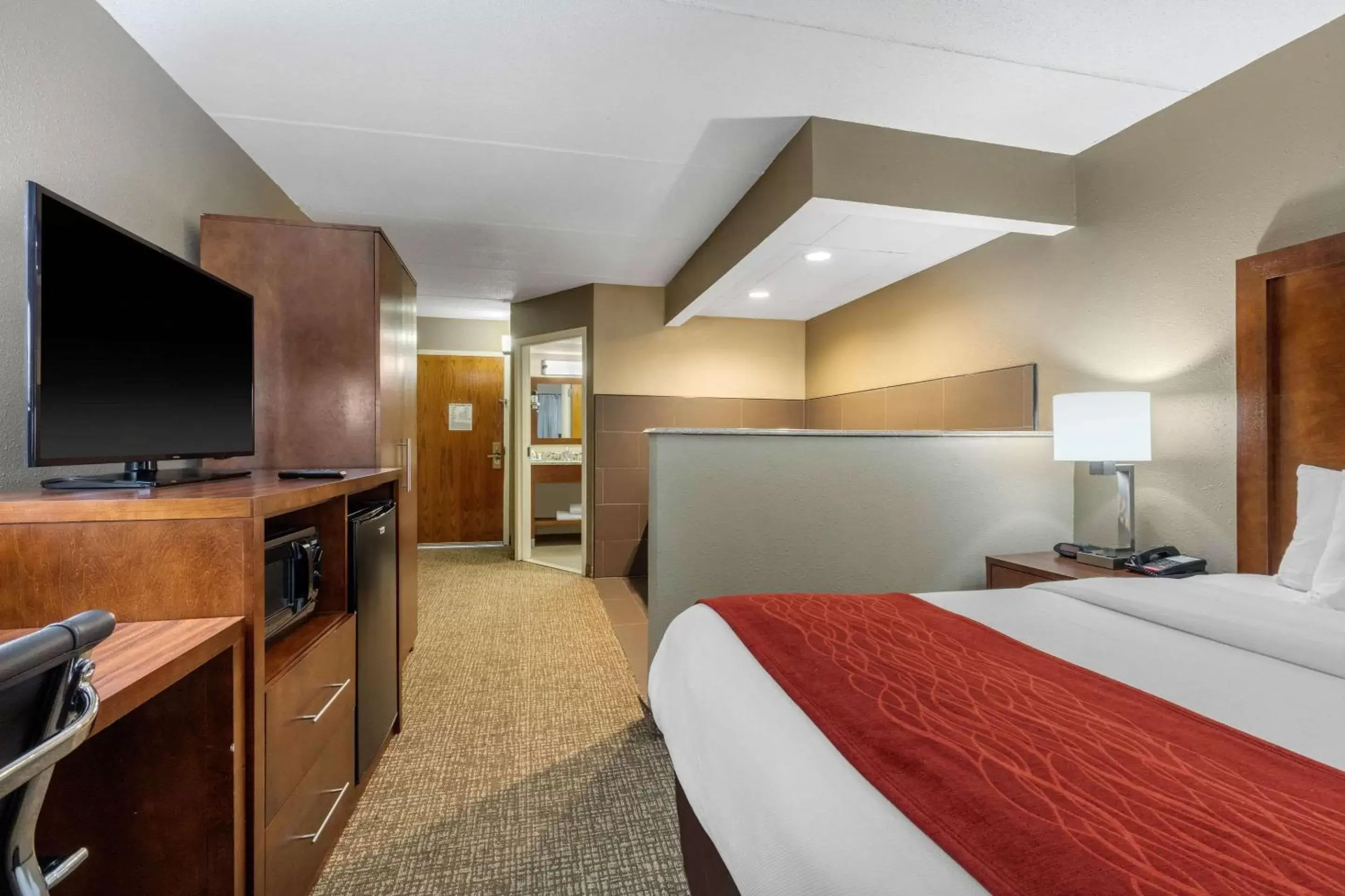 Photo of the whole room, TV/Entertainment Center in Comfort Inn & Suites Hamilton Place