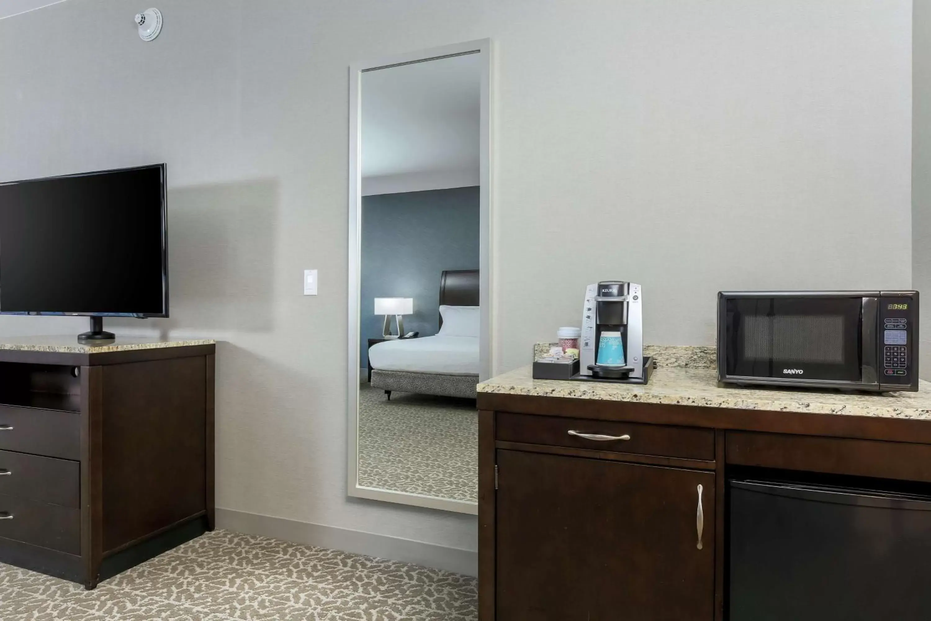 Bedroom, TV/Entertainment Center in Hilton Garden Inn Shirlington