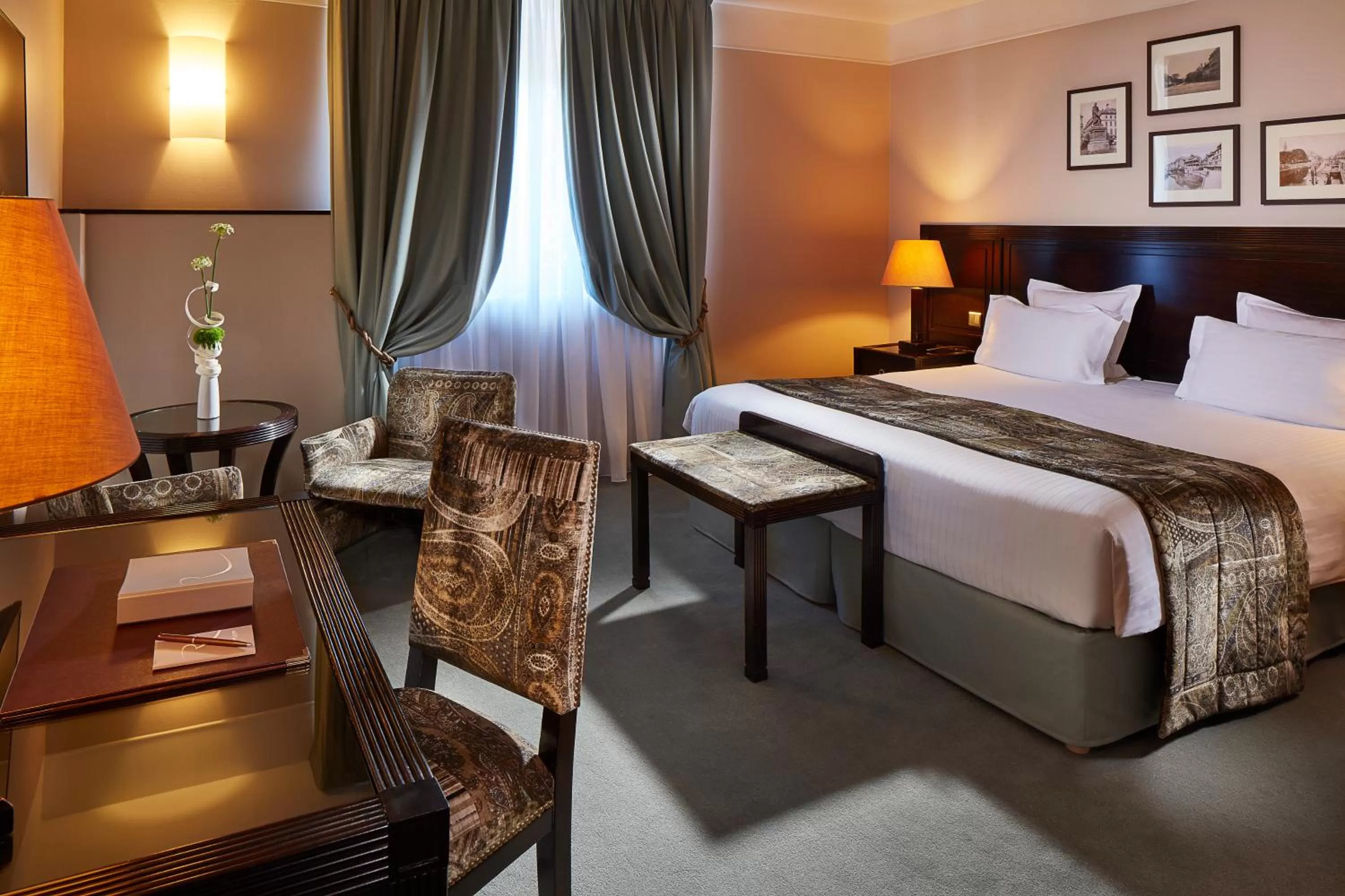 Seating area, Bed in Hôtel Régent Contades