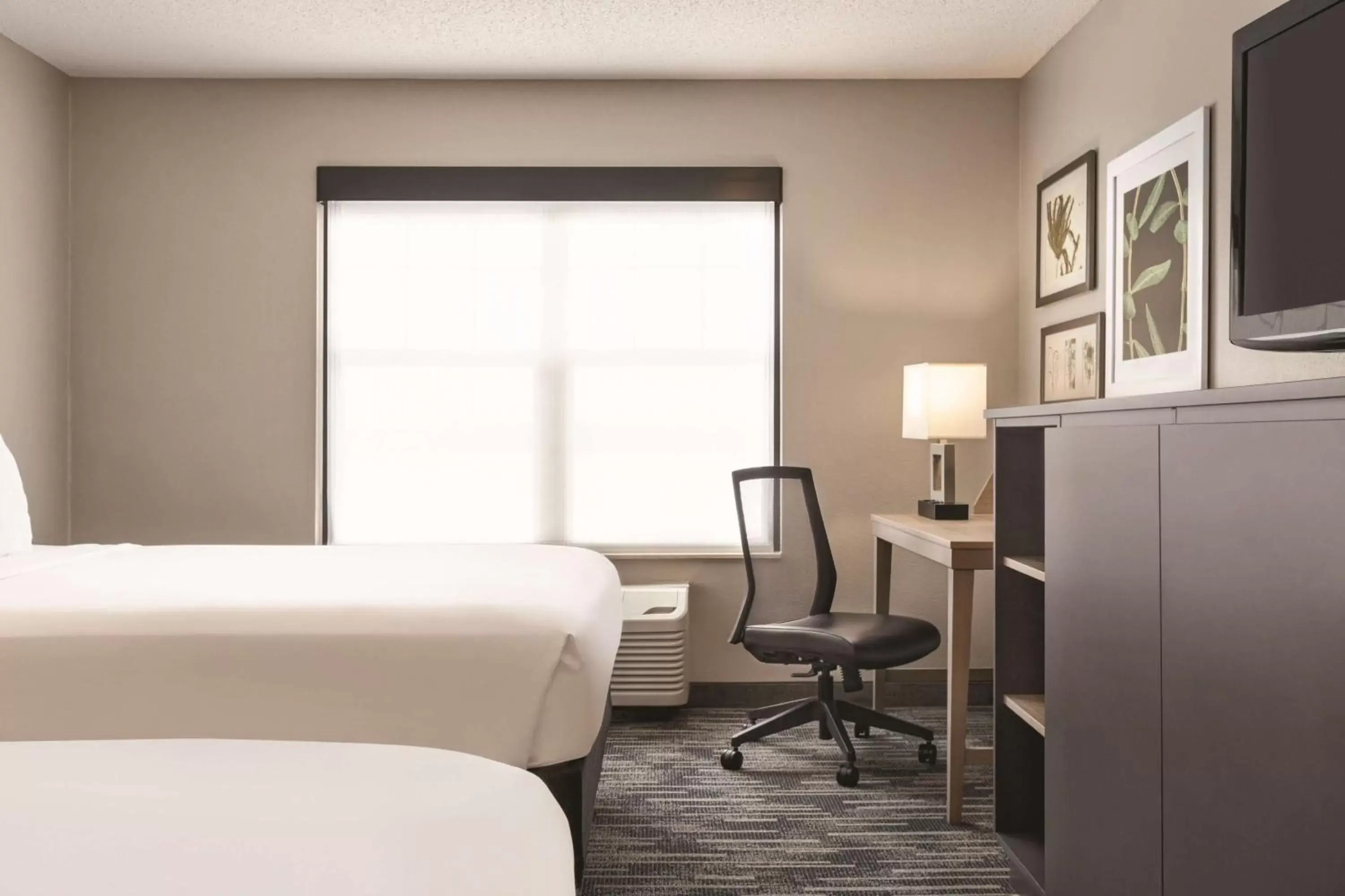 Bedroom, Seating Area in Country Inn & Suites by Radisson, St. Cloud East, MN