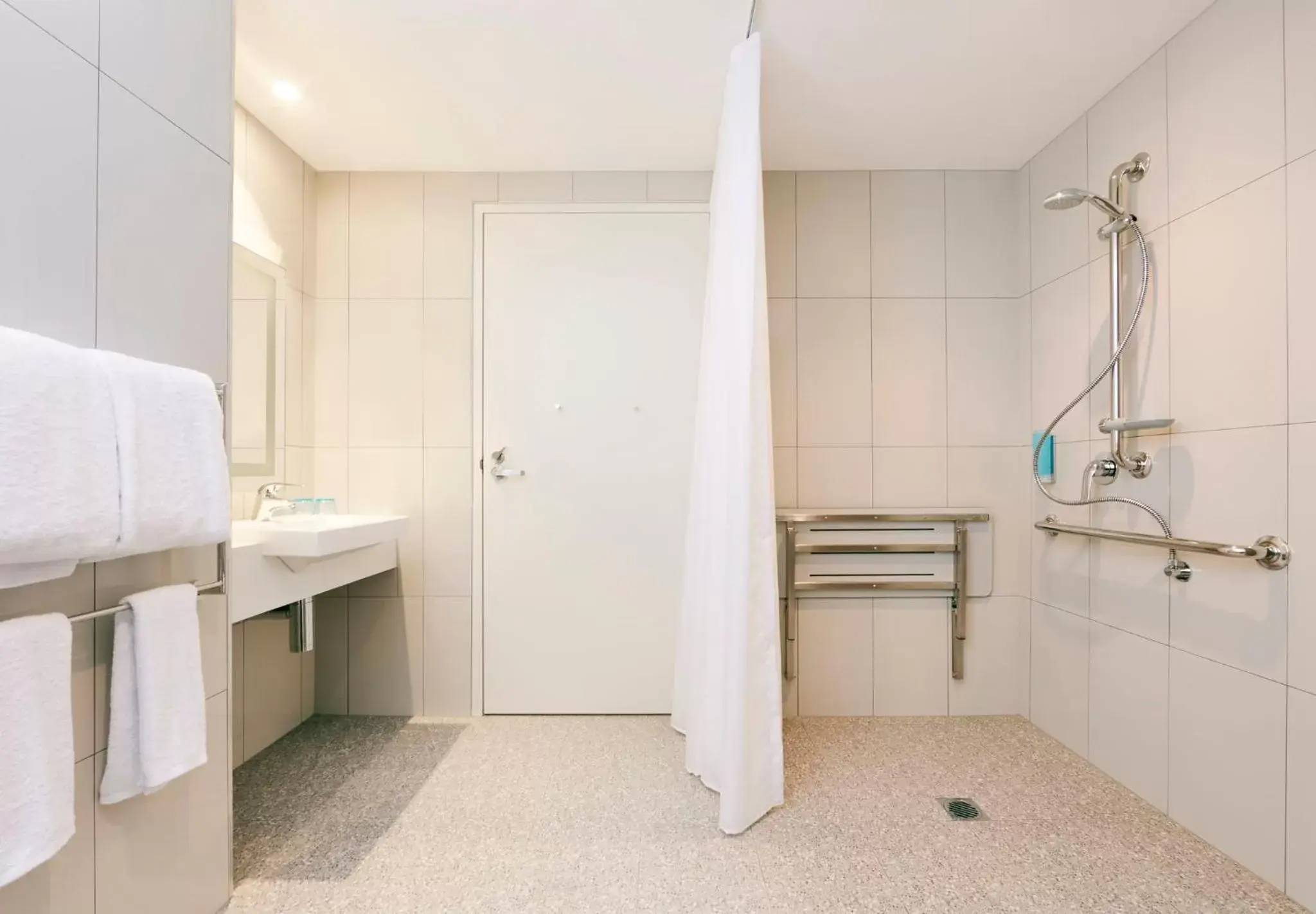 Photo of the whole room, Bathroom in Holiday Inn Express Sydney Macquarie Park, an IHG Hotel
