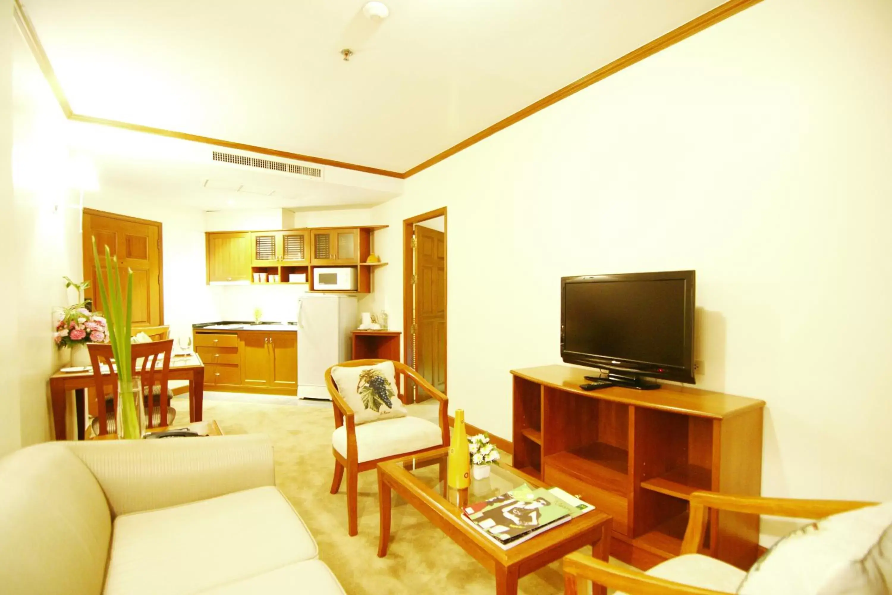 Living room, TV/Entertainment Center in Grand Diamond Suites Hotel