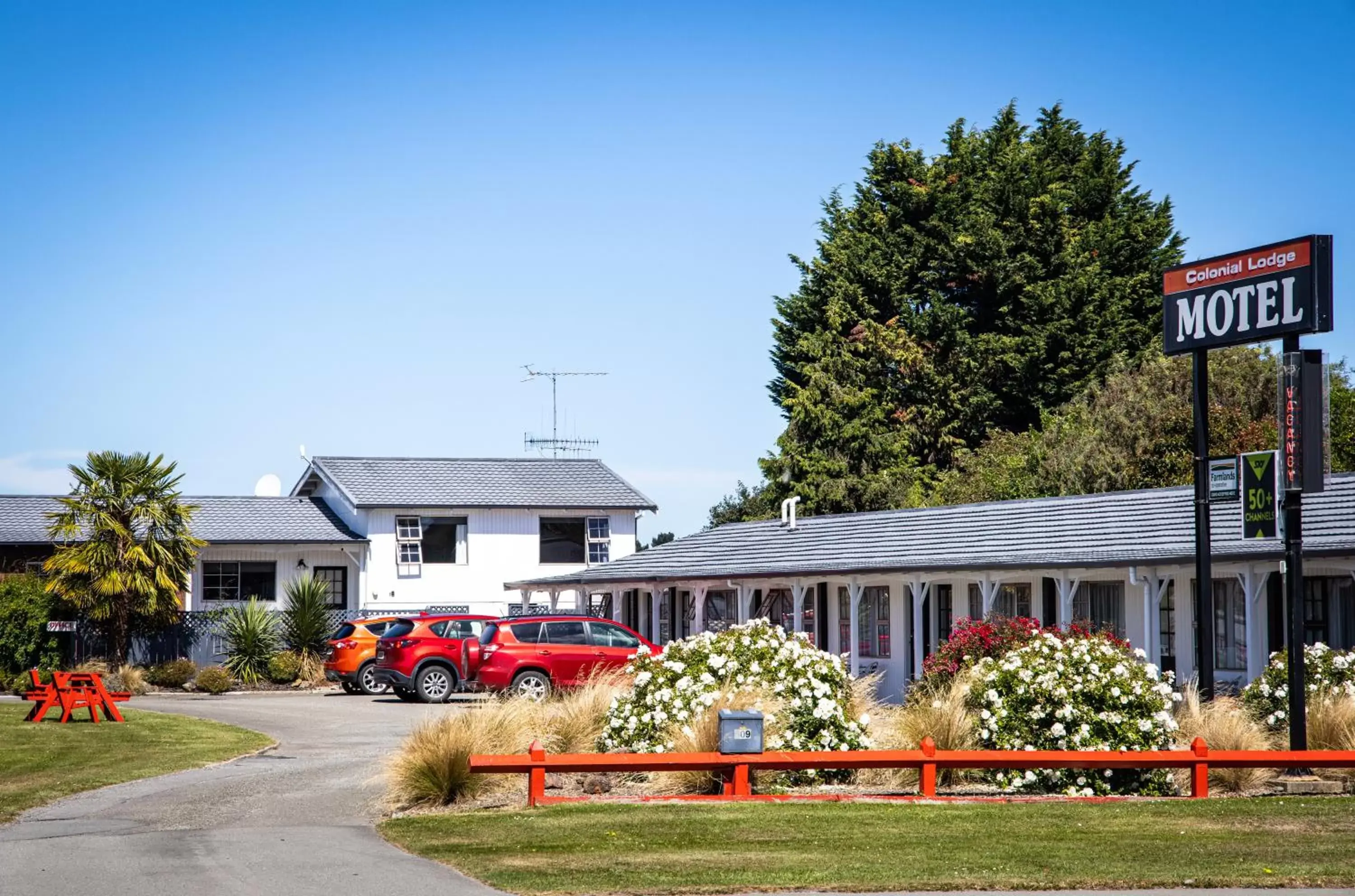 Property building in Colonial Lodge Motel Property building in Colonial Lodge Motel