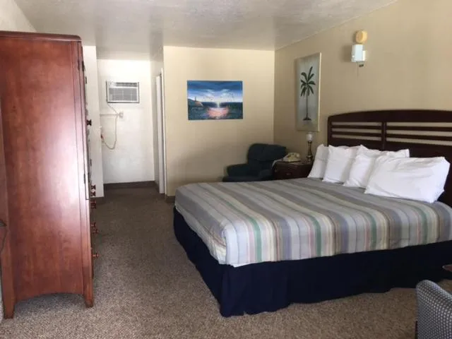Photo of the whole room, Bed in Dinner Bell Motel