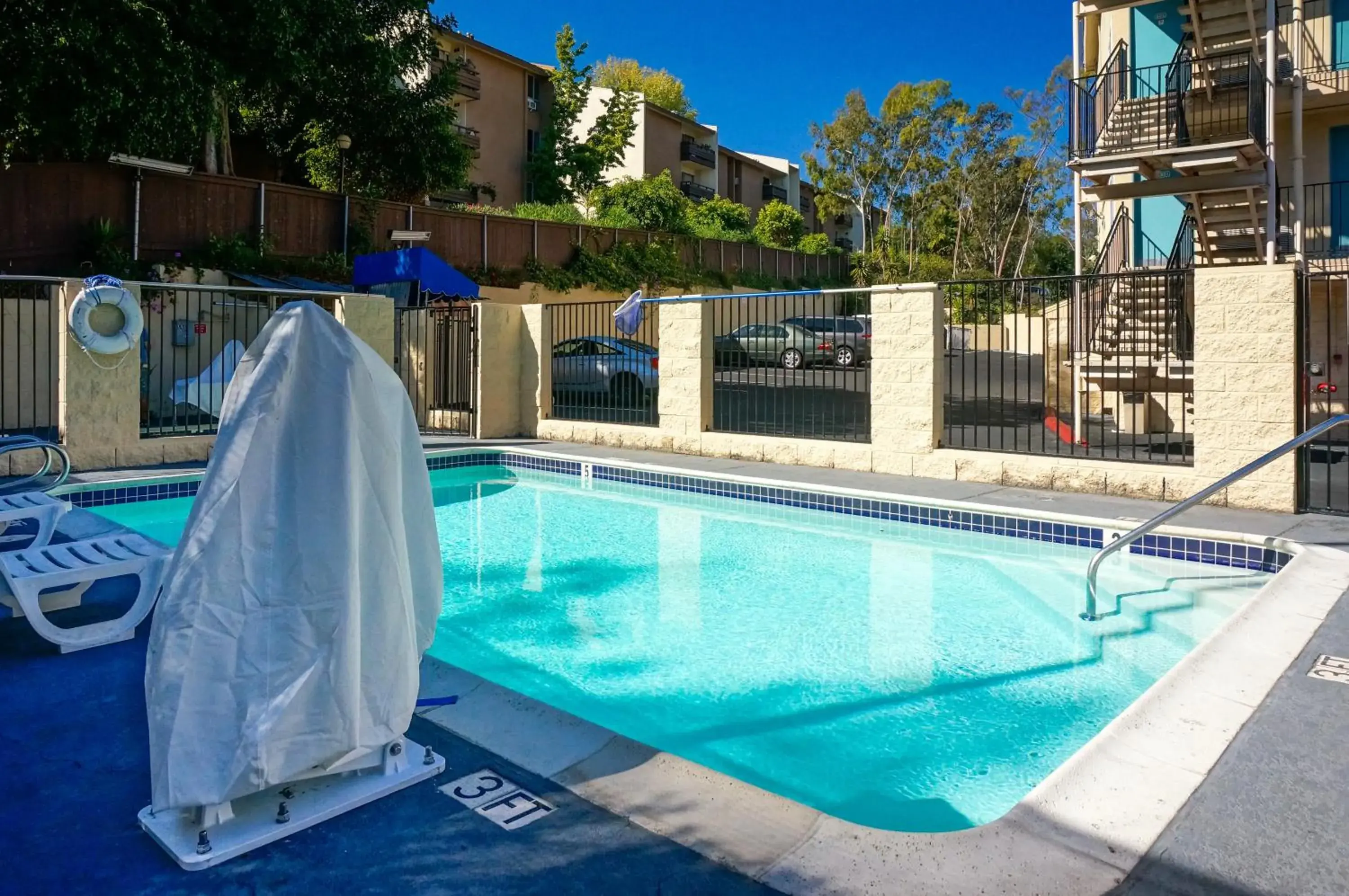 Pool view, Swimming Pool in Howard Johnson by Wyndham San Diego Hotel Circle