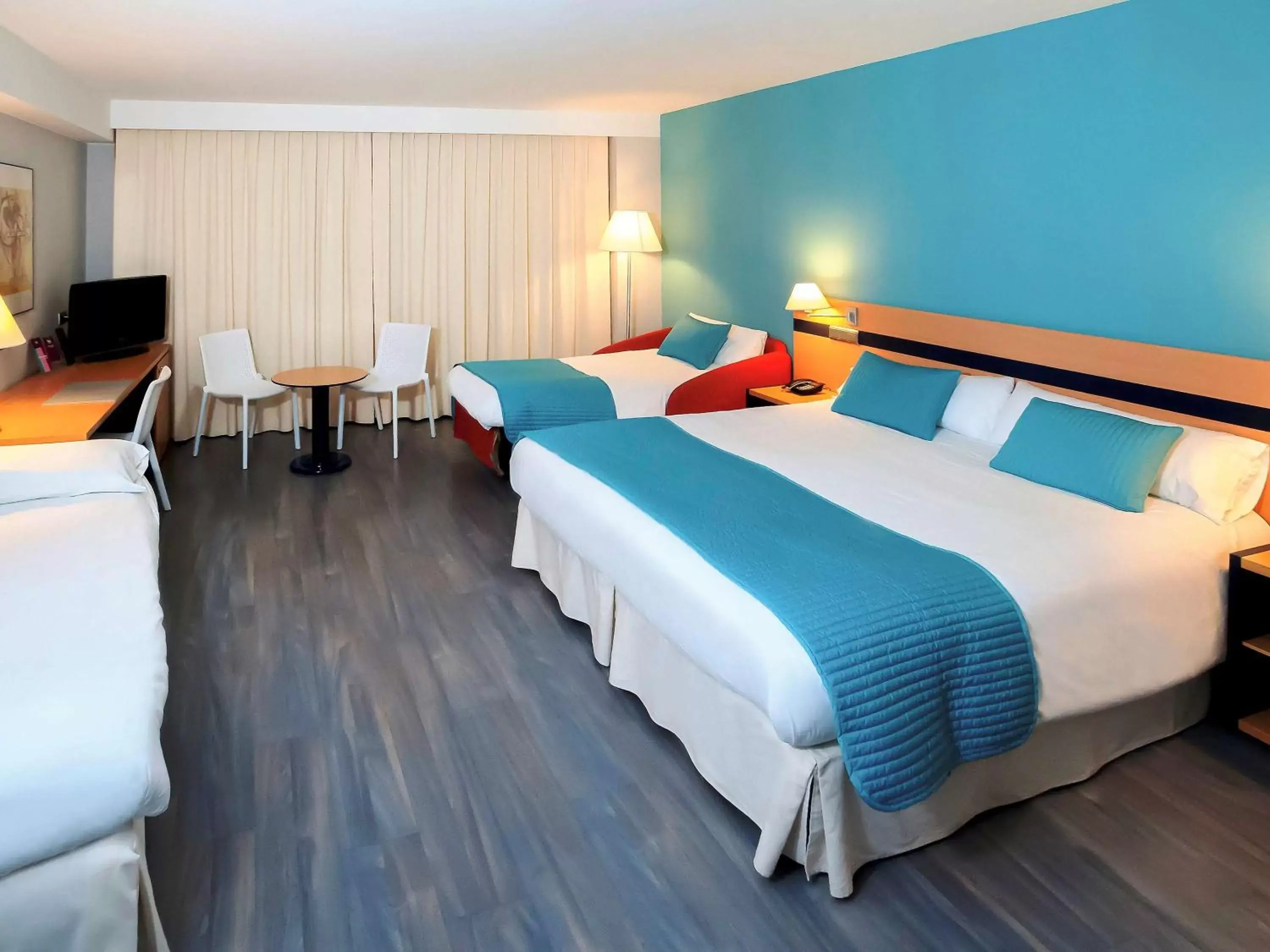 Photo of the whole room, Bed in Ibis Styles Zaragoza Ramiro I