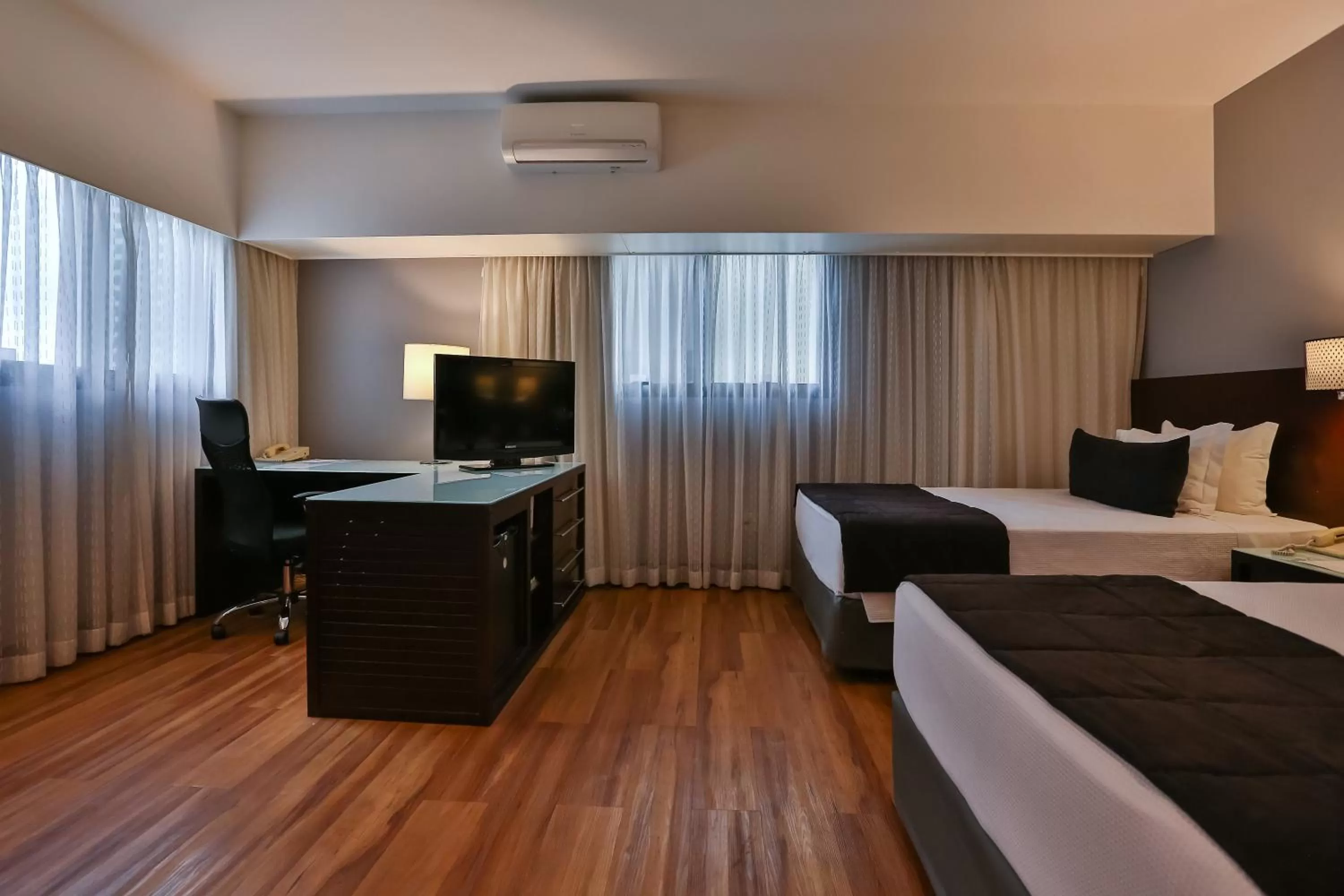 Photo of the whole room, Bed in Wyndham São Paulo Berrini