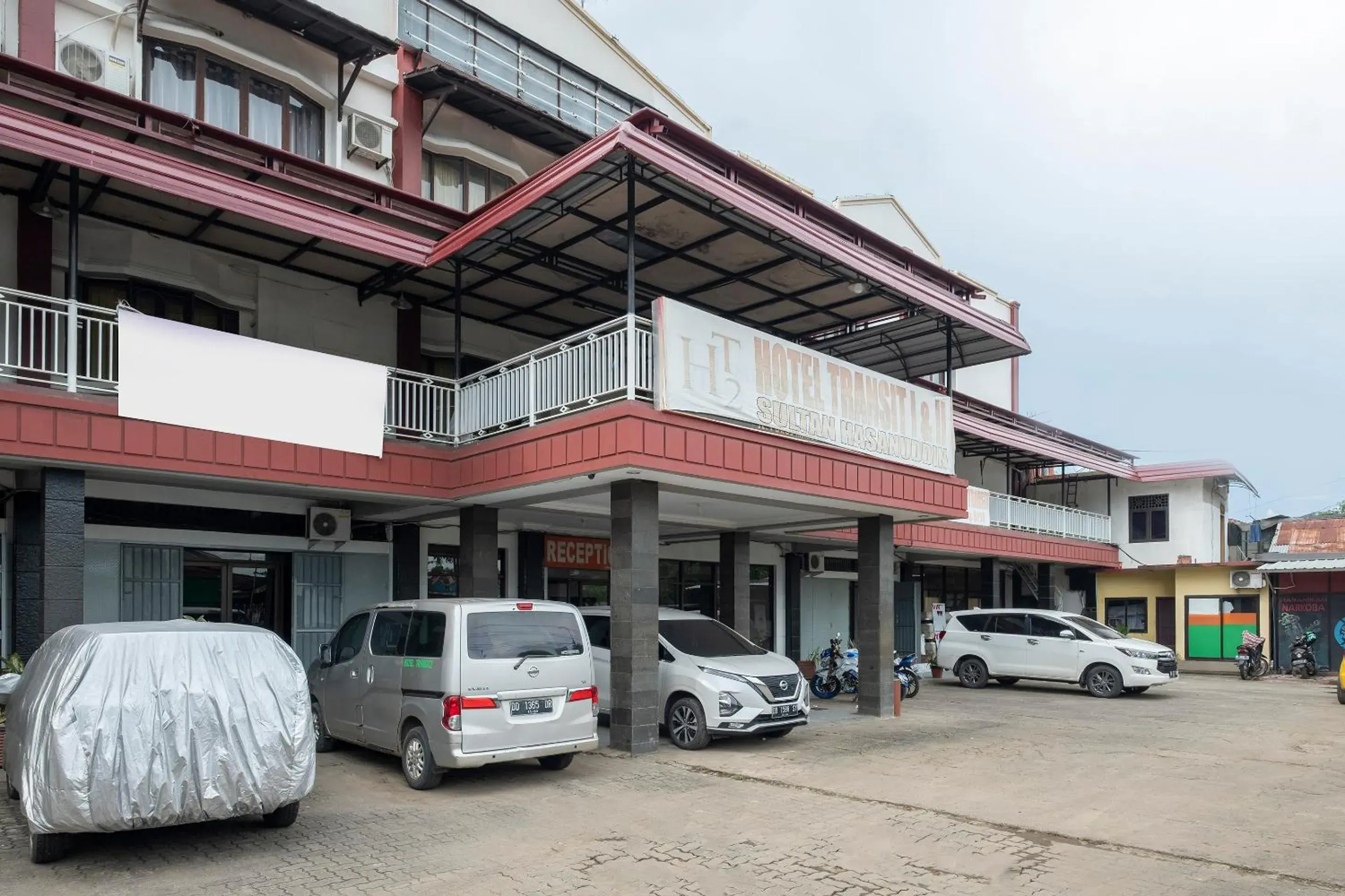 Facade/entrance, Property Building in Super OYO 2704 Hotel Transit 2