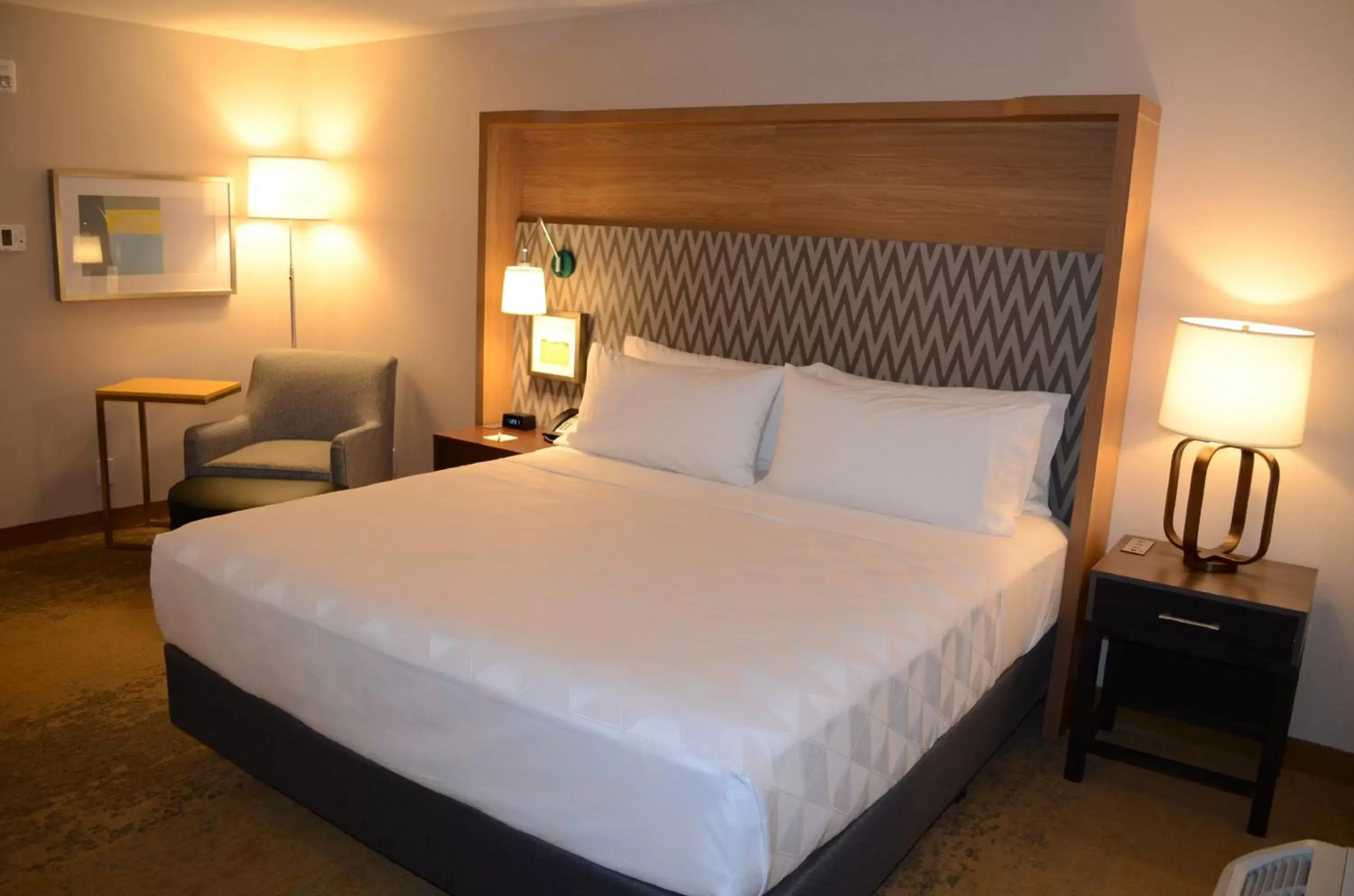 Photo of the whole room, Bed in Holiday Inn Edmonton South - Evario Events, an IHG Hotel