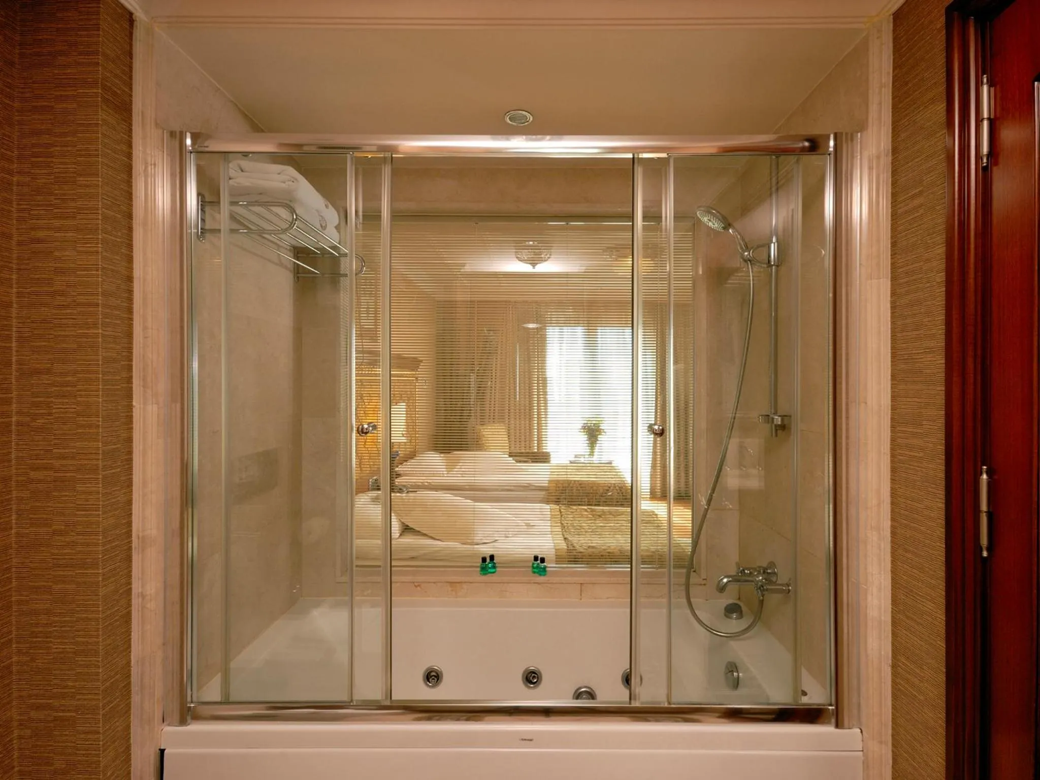 Hot Tub in The Central Palace Taksim