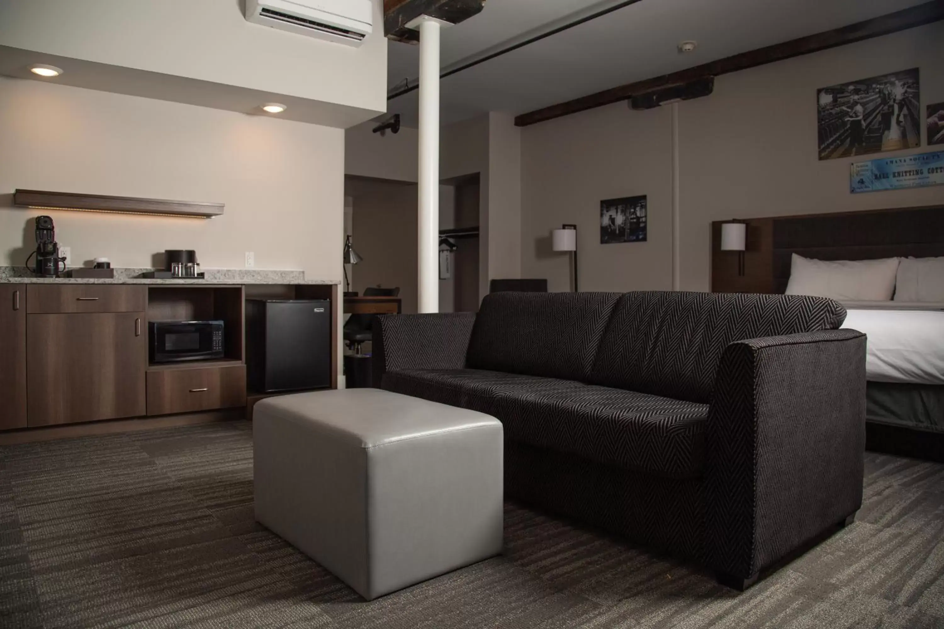 Kitchen or kitchenette, Seating Area in Hotel Millwright